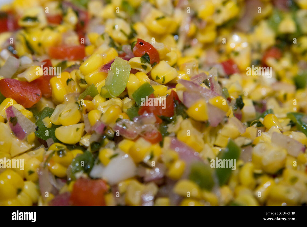 Casseruola di mais con peperoni cipolla e coriandolo Foto Stock