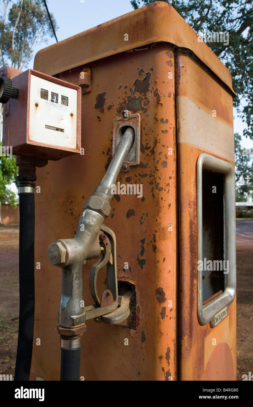 Vecchia ruggine pompa carburante con spiderwebs crescente sull'ugello Foto Stock
