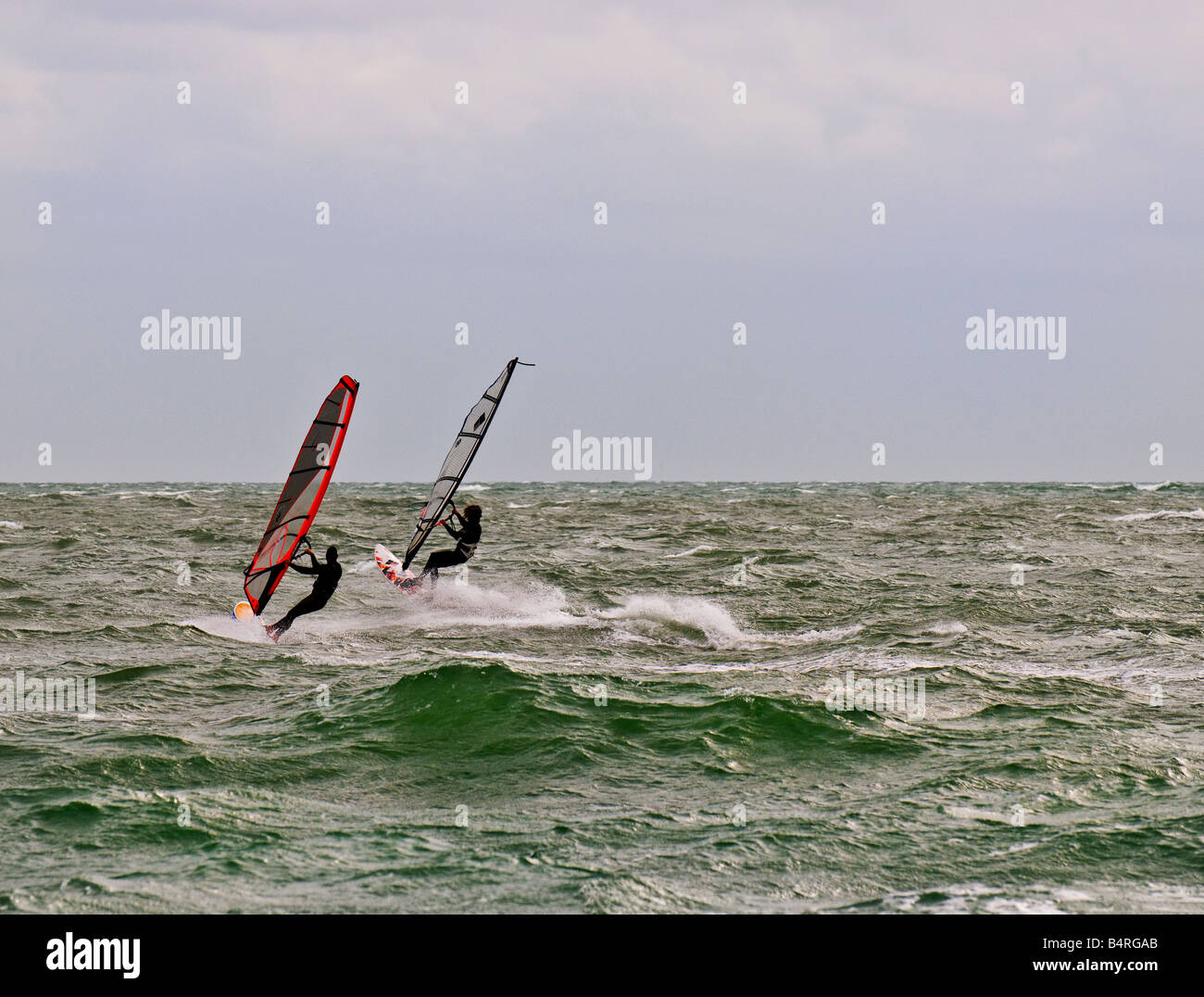 Due windsurf nel Solent Foto Stock