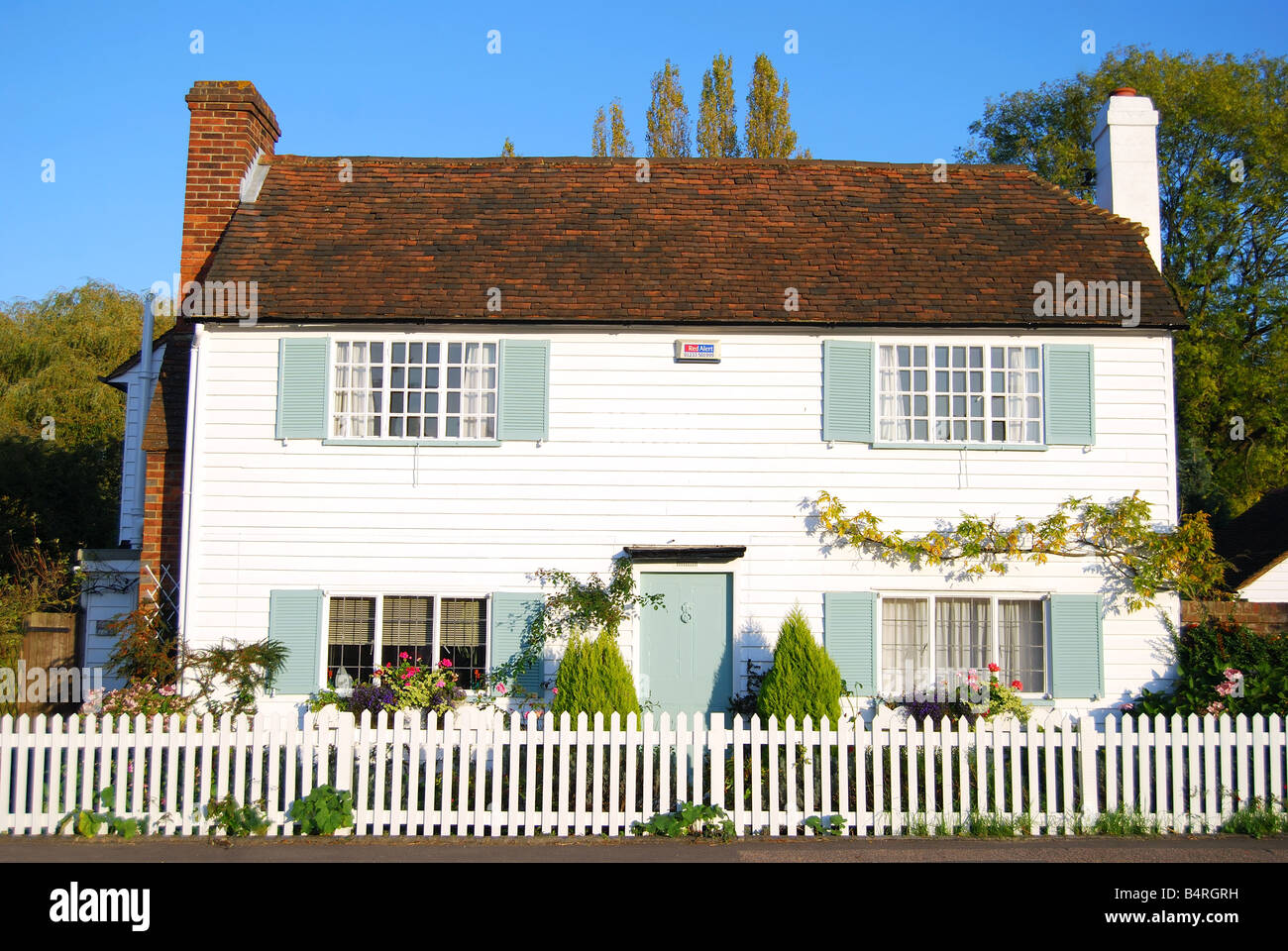 Bianco, casa in legno con Picket Fence, Biddenden, Kent, England, Regno Unito Foto Stock