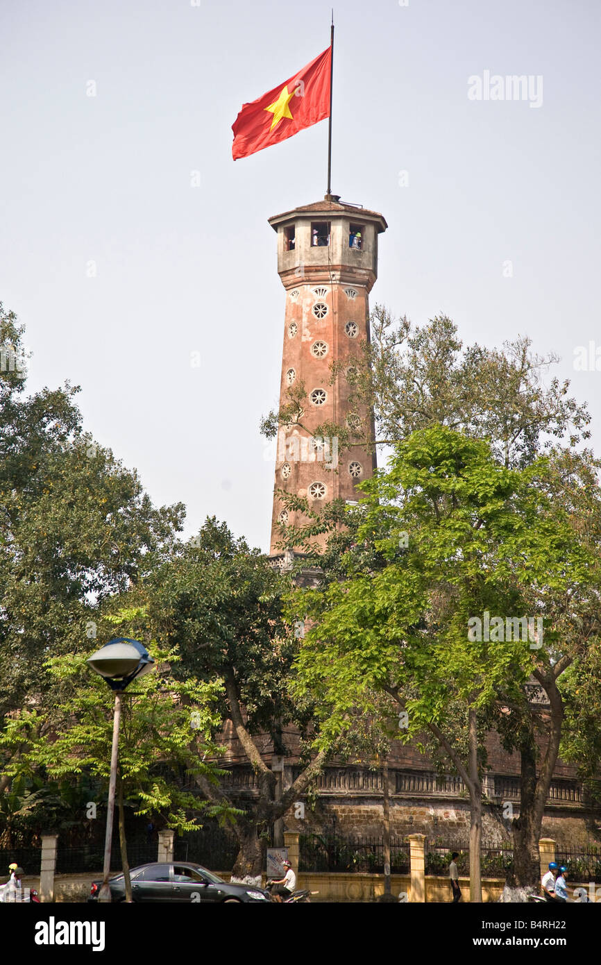 Torre di bandiera Museo di Storia Militare Hanoi Vietnam Foto Stock