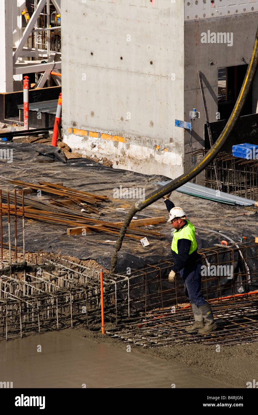 Costruzione / un operaio al lavoro in un cantiere edile.Melbourne Victoria Australia. Foto Stock