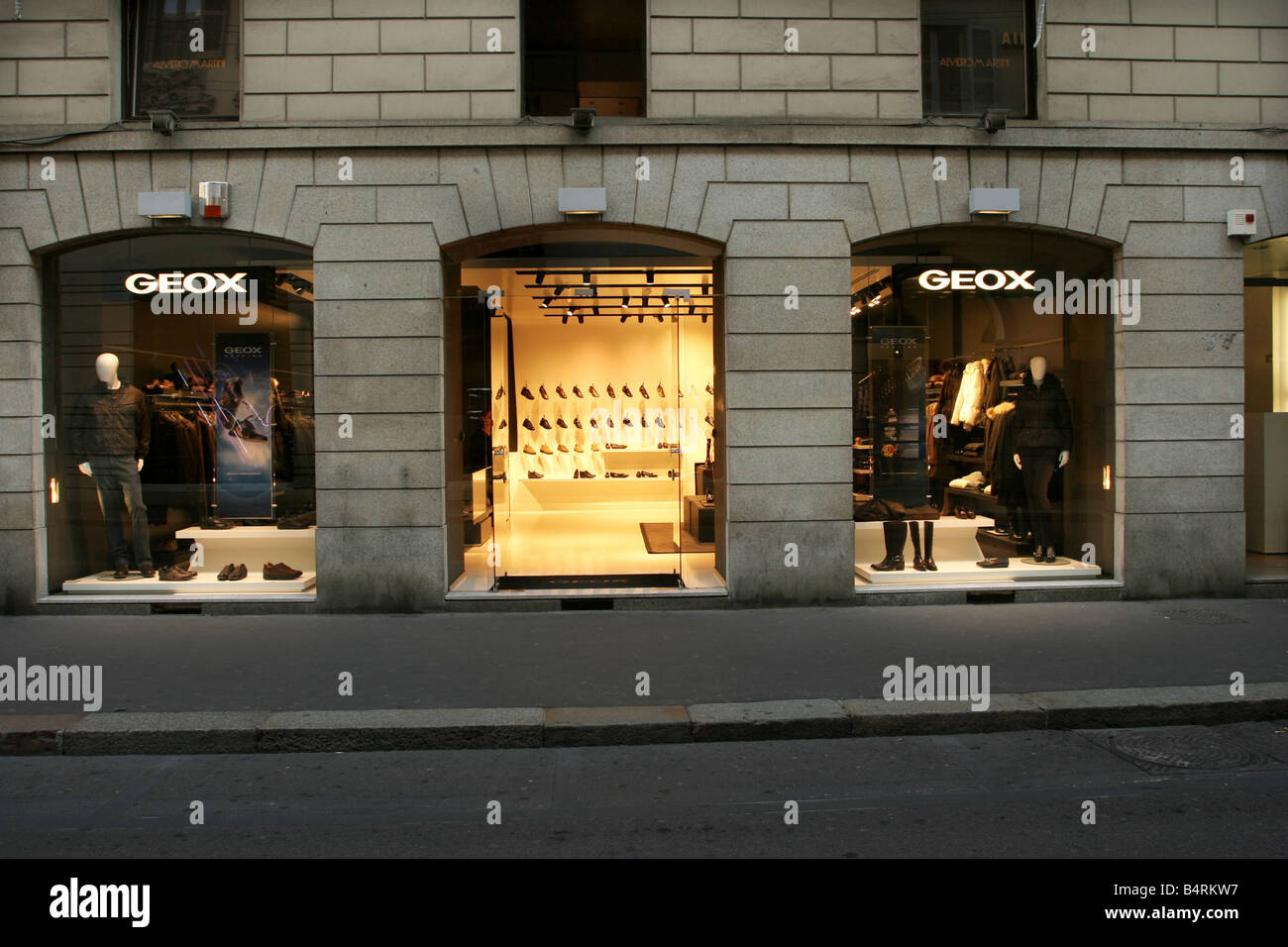 Geox shop di via Montenapoleone milano lombardia italia Foto stock - Alamy