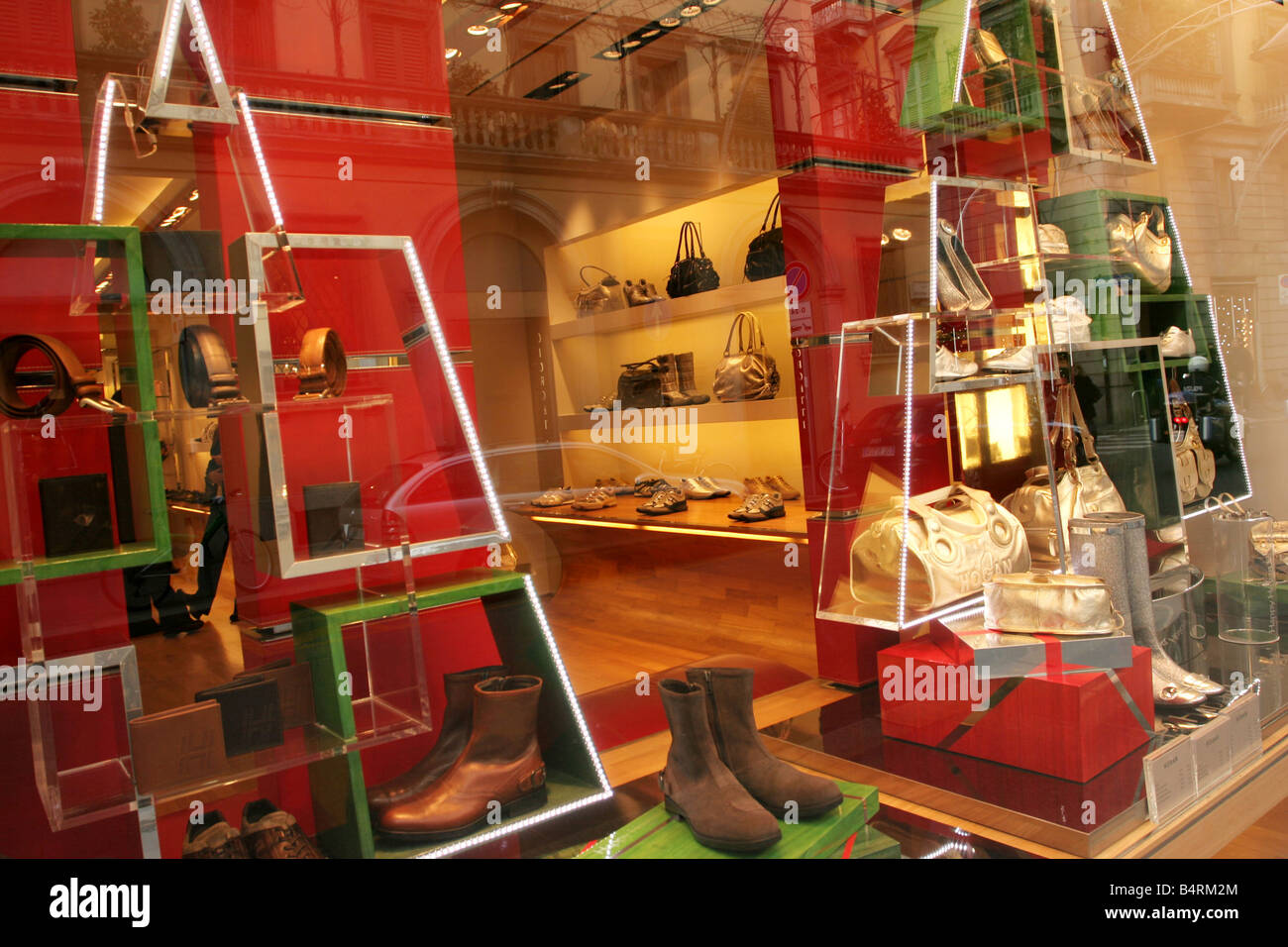 Hogan negozio di via Montenapoleone milano lombardia italia Foto stock -  Alamy