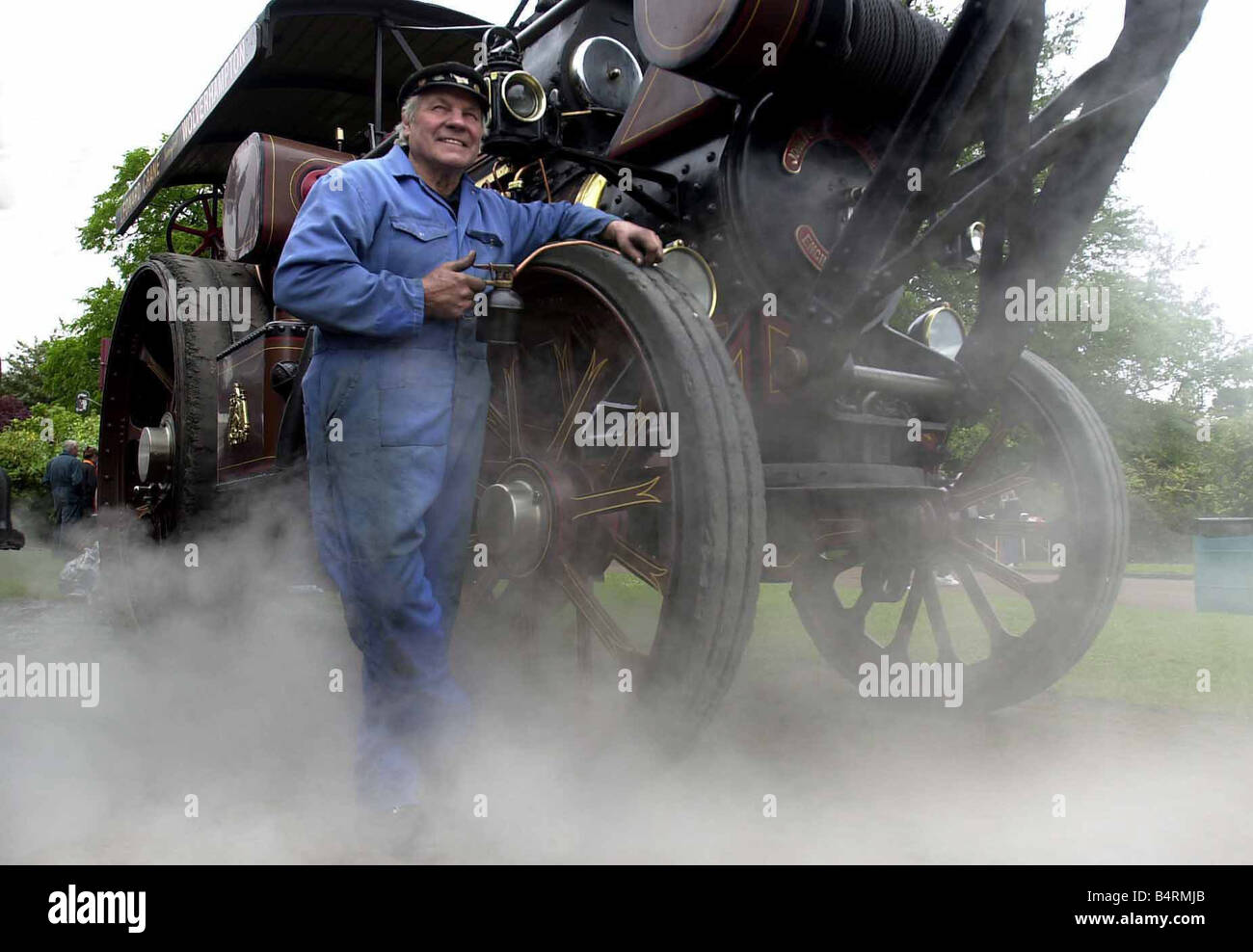 Un 1928 Fowler pesante locomotiva stradale e la gru il motore con il suo proprietario Len gru da Wolverhampton Foto Stock