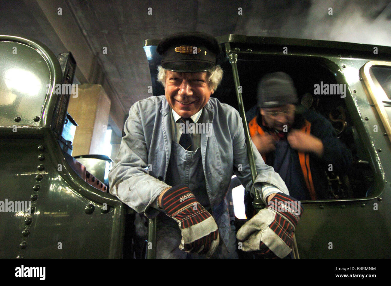 Il driver del motore dopo il completamento di una lunga revisione del GWR classe sala del motore a vapore Pitchford 4953 Hall ha intrapreso una corsa di prova Foto Stock