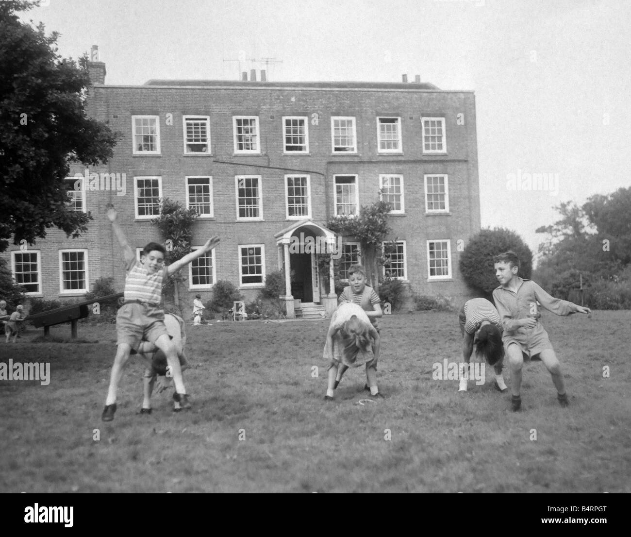 Bambini che giocano cavallina nei giardini a Beech Hill House Casa di Convalescenza di Ottobre 1958 Foto Stock