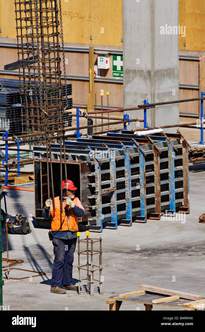 Costruzione / un operaio al lavoro in un cantiere edile.Melbourne Victoria Australia. Foto Stock