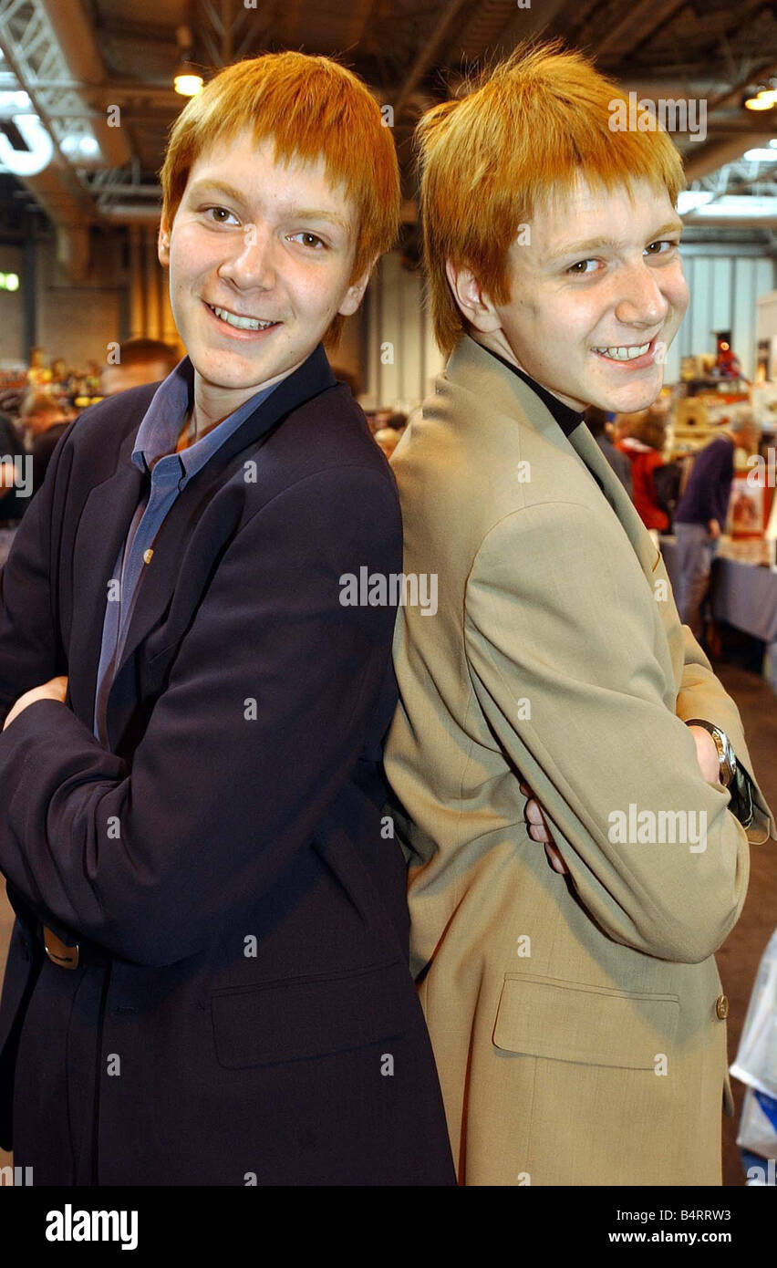 I gemelli James e Oliver Phelps da Sutton Coldfield che è apparso nel film  di Harry Potter Foto stock - Alamy