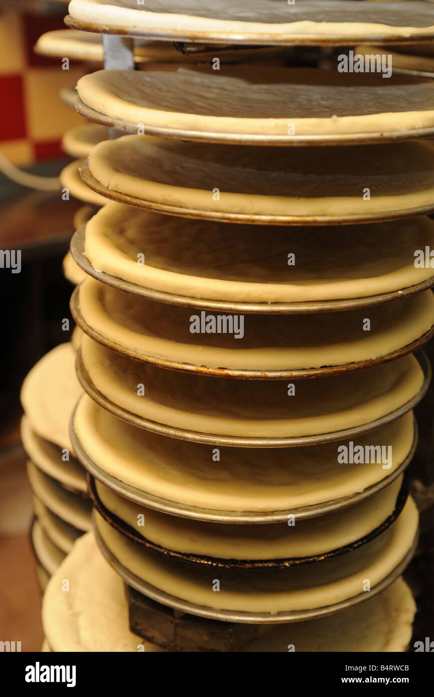 Una pila di materie basi per pizza pronta per il forno Foto Stock
