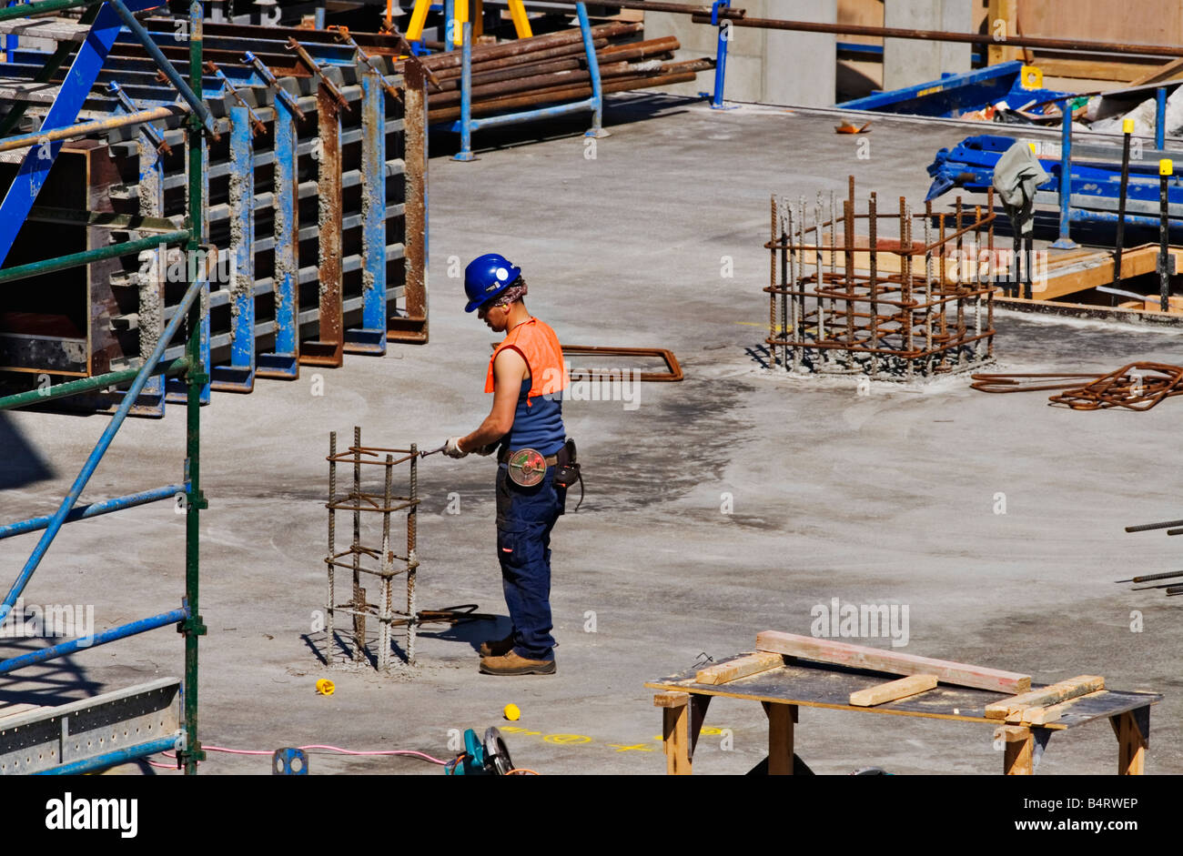 Costruzione / un operaio al lavoro in un cantiere edile.Melbourne Victoria Australia. Foto Stock