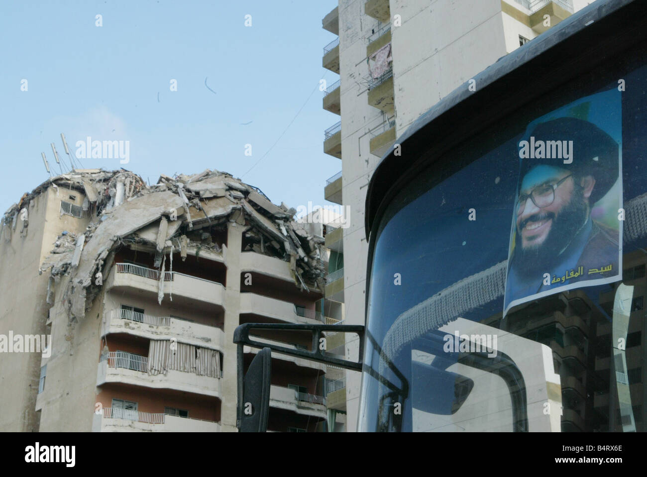 Pneumatico Libano una soffiata edificio colpito da un attacco aereo israeliano Luglio 2006 Foto Stock