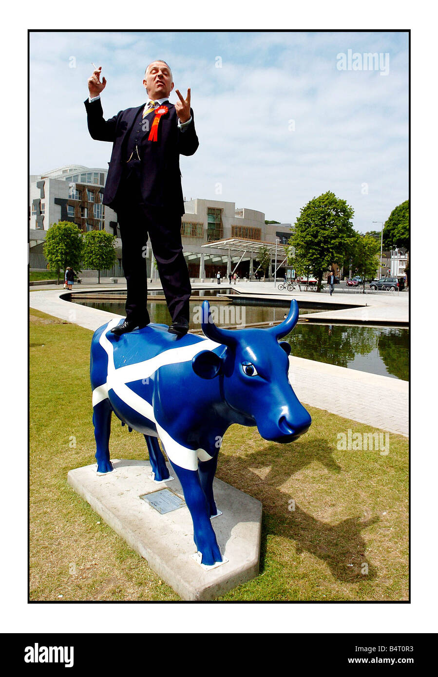Rik Mayall promuove la sua Alan B stard show di Edimburgo dal avente un photocall al di fuori del parlamento scozzese Foto Stock
