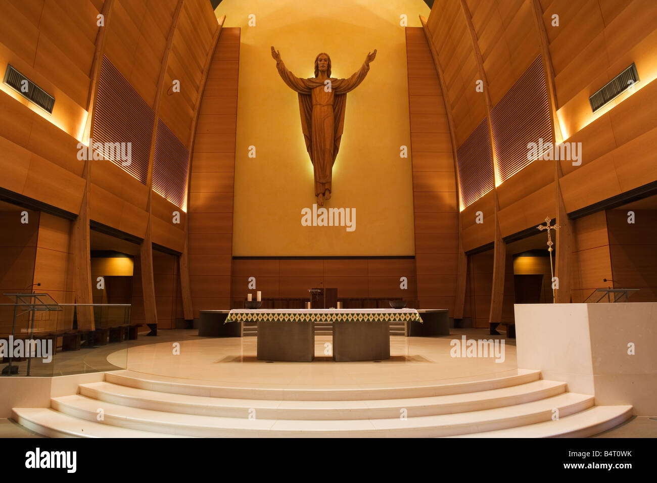 Altare maggiore con il Cristo risorto statua Chiesa Superiore San Giovanni Bosco santuario Castelnuovo Don Bosco Piemonte Italia Foto Stock