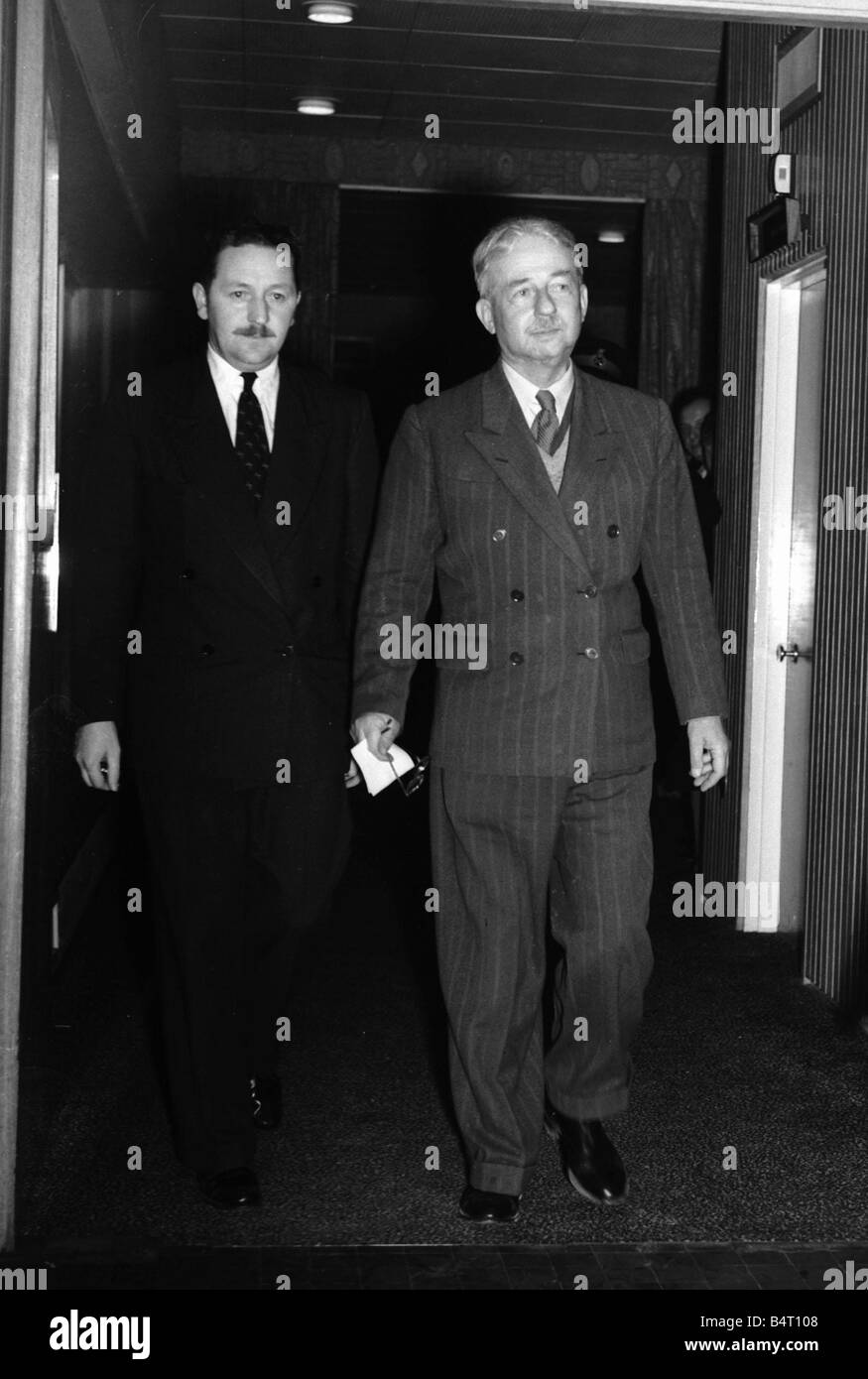 Crisi di Suez 1956 Glubb generale all'Aeroporto di Londra al suo ritorno dal Medio Oriente Foto Stock