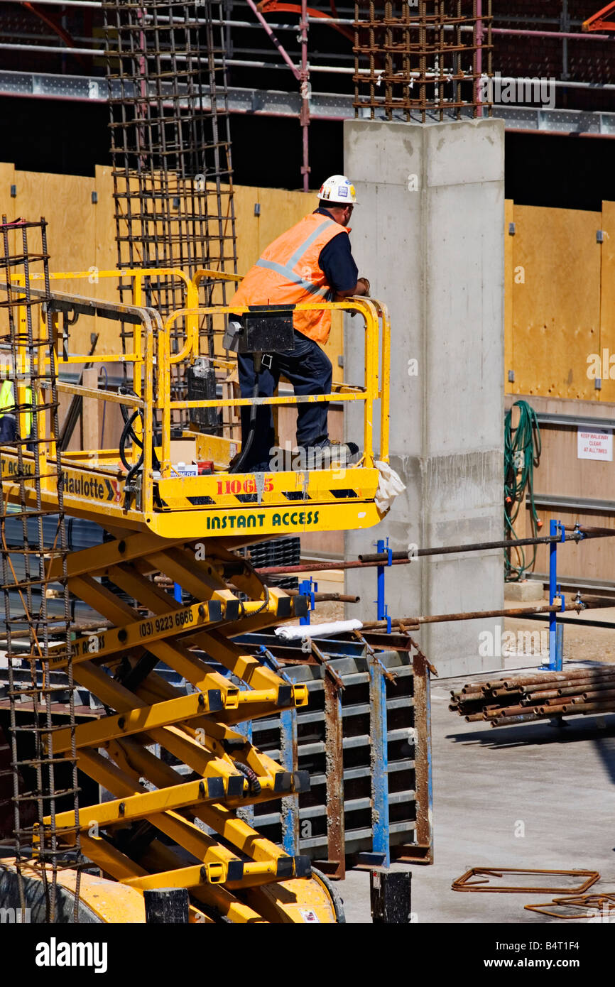Costruzione / un operaio al lavoro in un cantiere edile.Melbourne Victoria Australia. Foto Stock