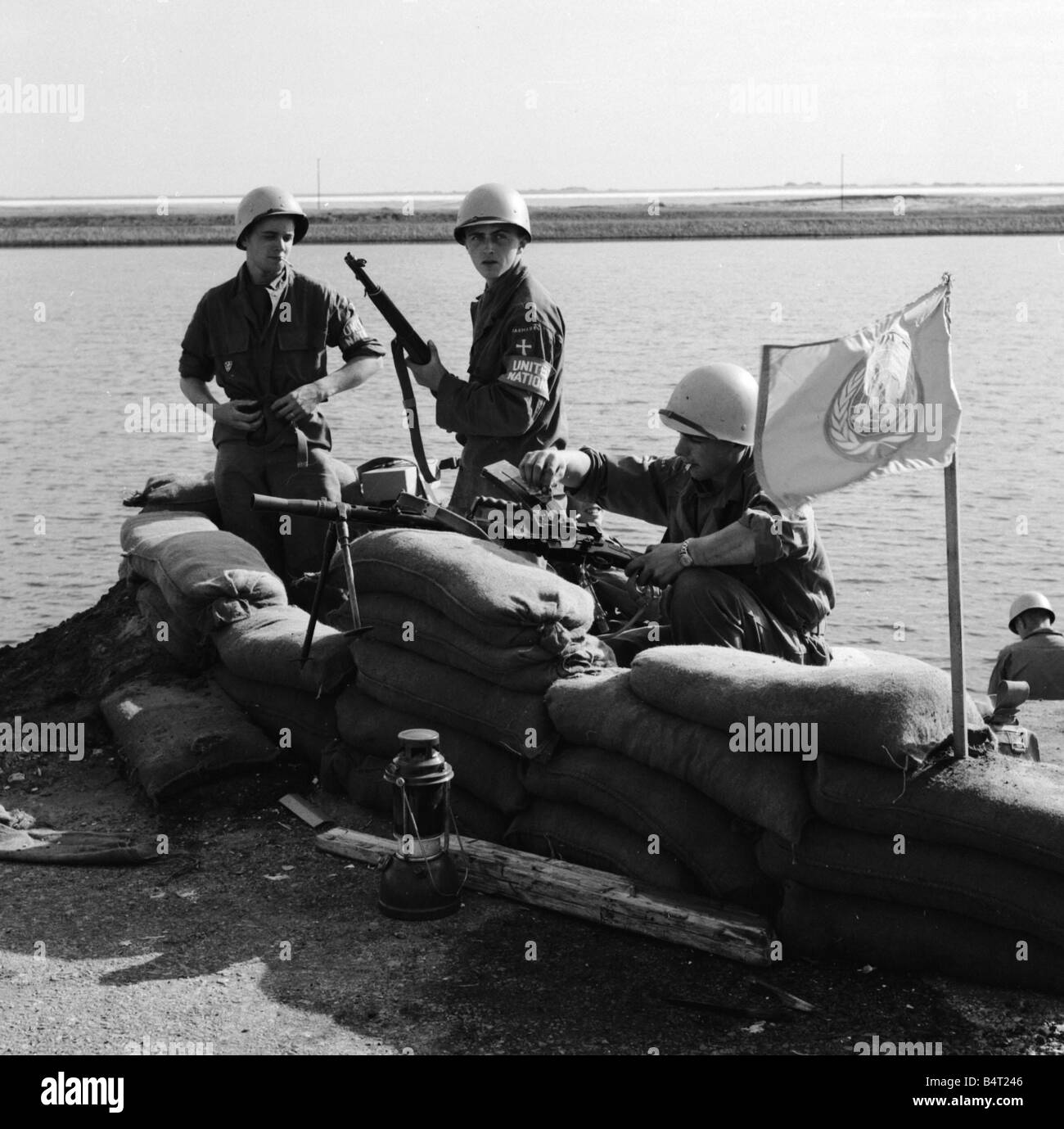 Crisi di Suez 1956 danese truppe ONU sul canale di Suez a impostare una mitragliatrice emplacement tra gli inglesi ed egiziane linea anteriore della pistola è rivolta nella direzione del British Foto Stock