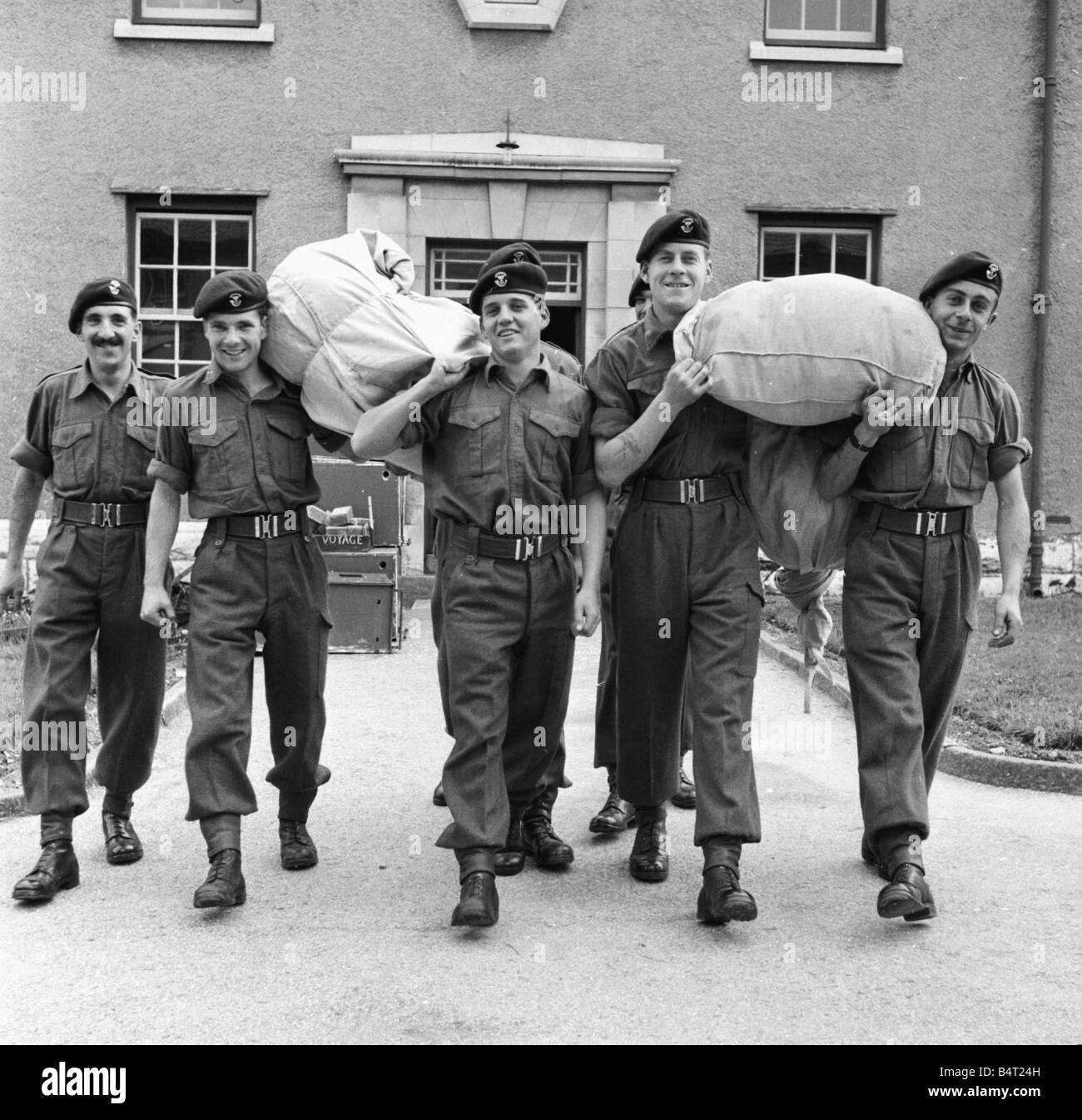 Crisi di Suez 1956 Il Somerset fanteria leggera sono rilasciati con kit tropicali per il loro muoversi per il Medio Oriente Foto Stock