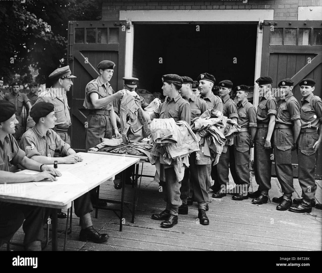 Crisi di Suez 1956 uomini del Royal Berkshire reggimento sono rilasciati con kit tropicale al servizio mediteranea Foto Stock