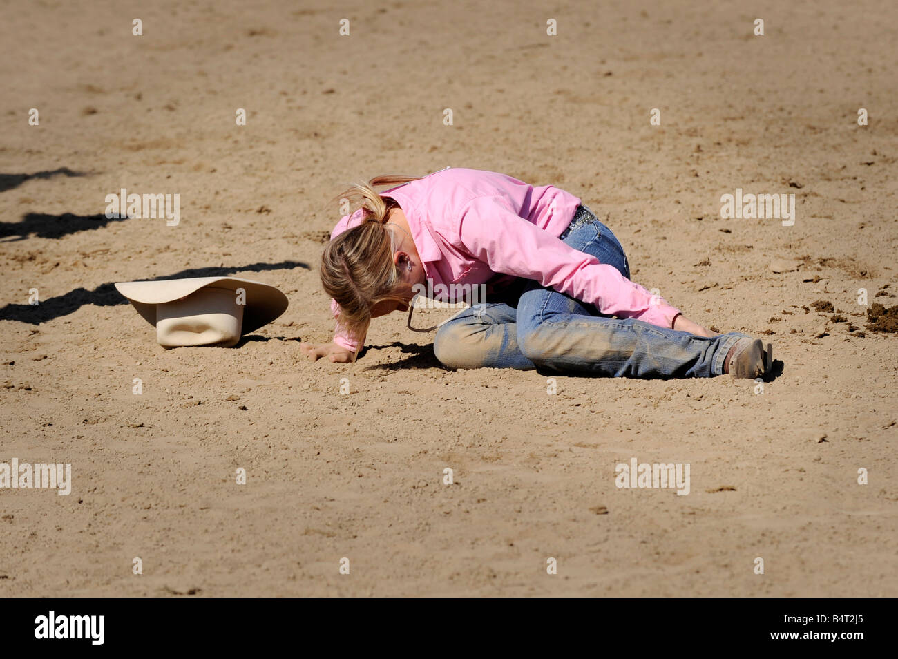 Rodeo femmina riceve attenzione medica dopo la caduta di cavallo off Foto Stock