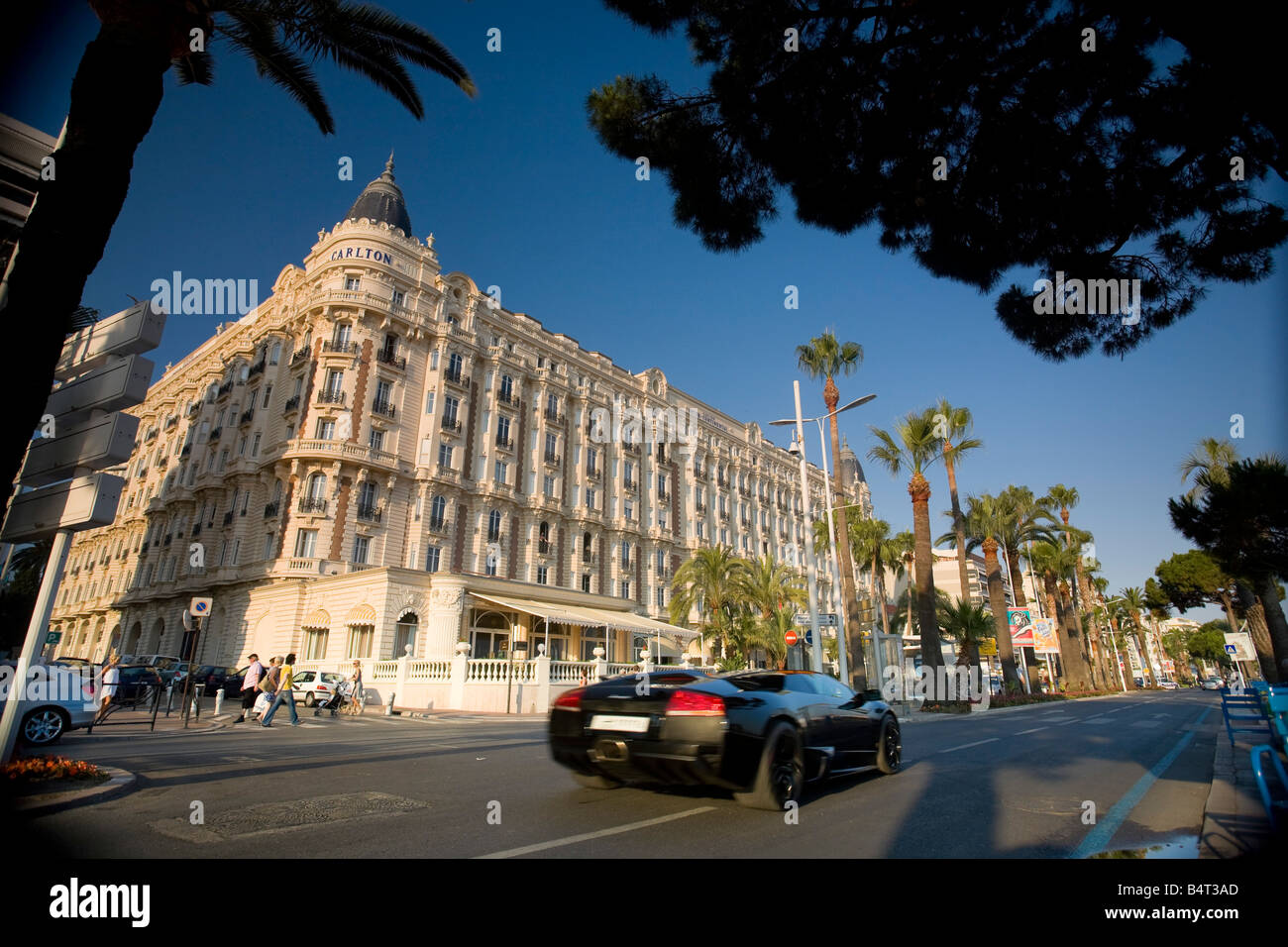 Boulevard de la Croisette e il Carlton Hotel, Cannes, Cote D'Azur, in Francia Foto Stock
