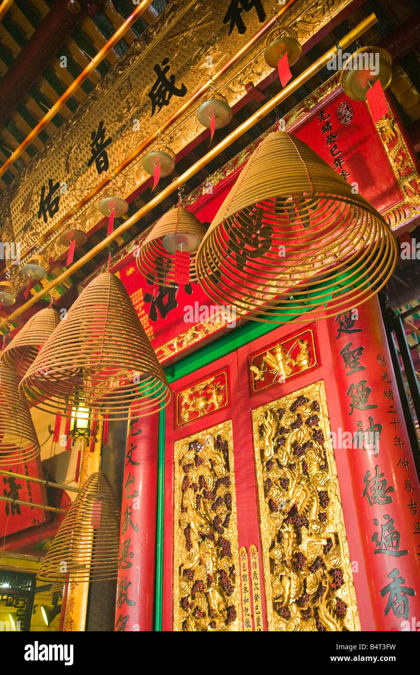 Cina, Hong Kong, centrale, Hollywood Road, il Tempio di Man Mo, grandi bobine di incenso Foto Stock