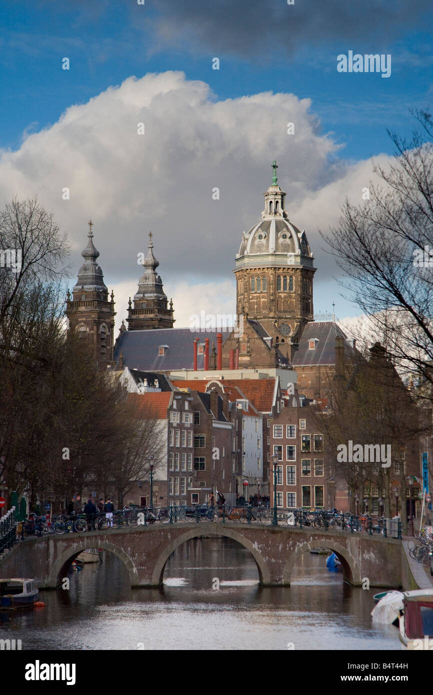 Oudezijds Achterburgwal canal e Saint Nicholas (St Nicolaas kerk), Amsterdam, Olanda Foto Stock