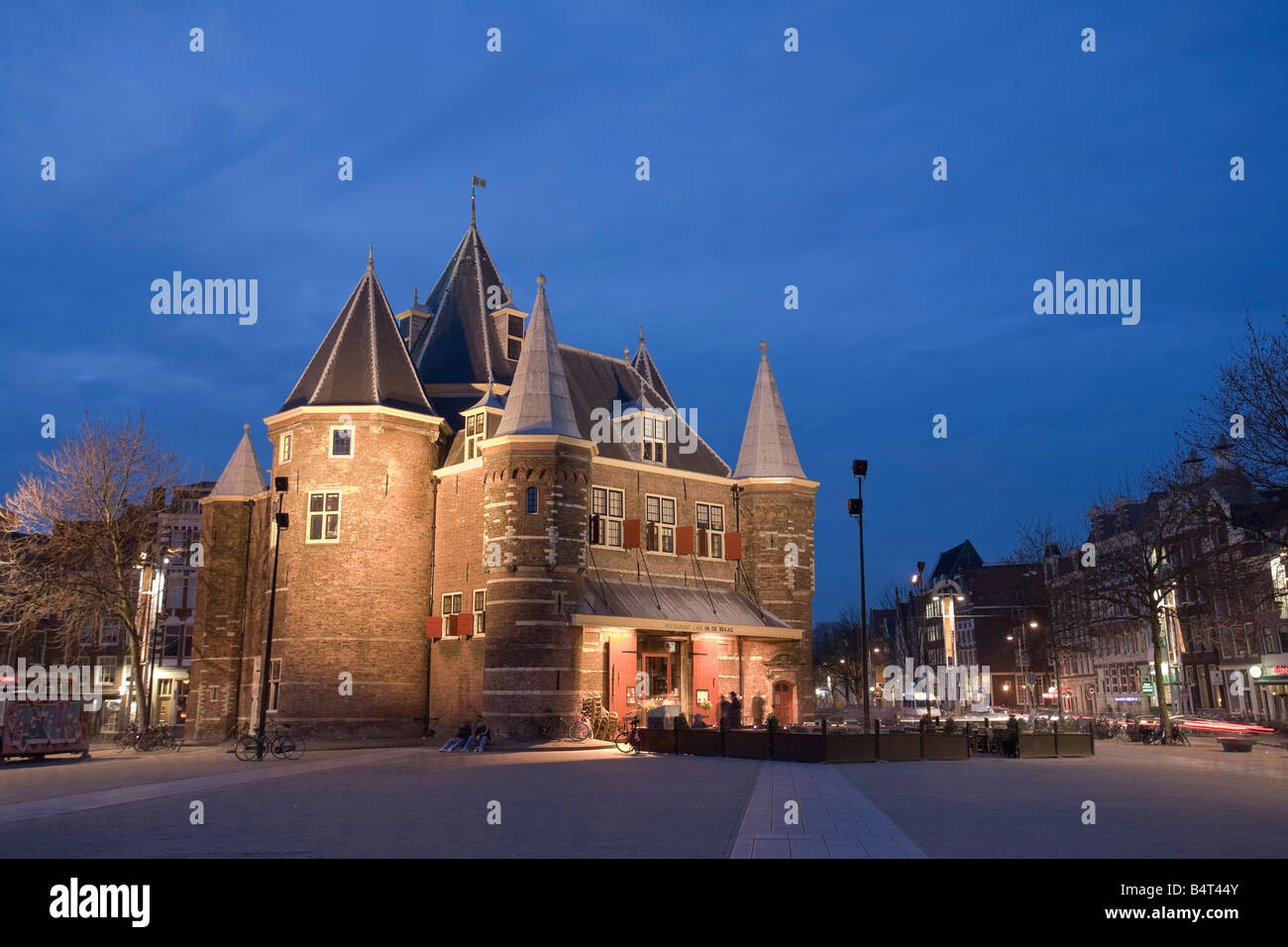 Piazza Nieuwmarkt e Waag edificio storico, crepuscolo, Amsterdam, Olanda Foto Stock