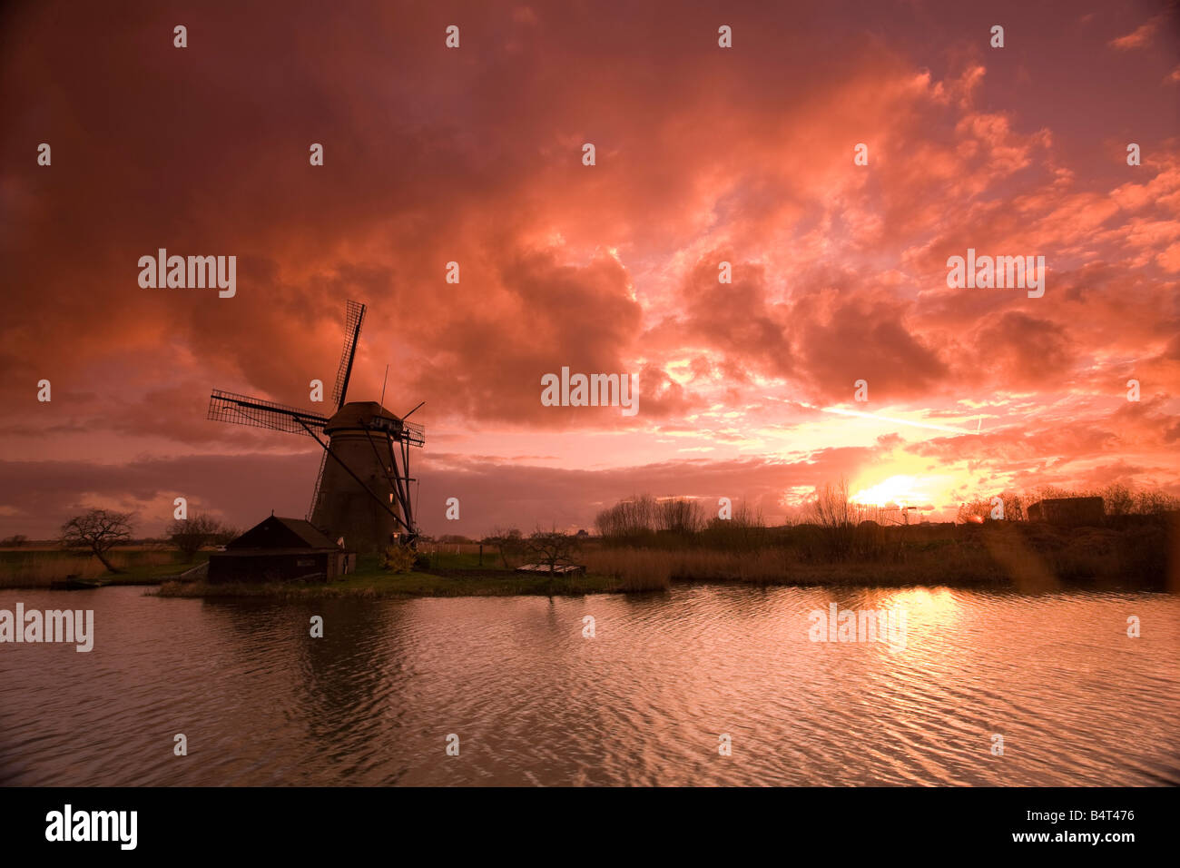 Mulini a vento di Kinderdijk (patrimonio mondiale dell'UNESCO), Zuid, Olanda Foto Stock