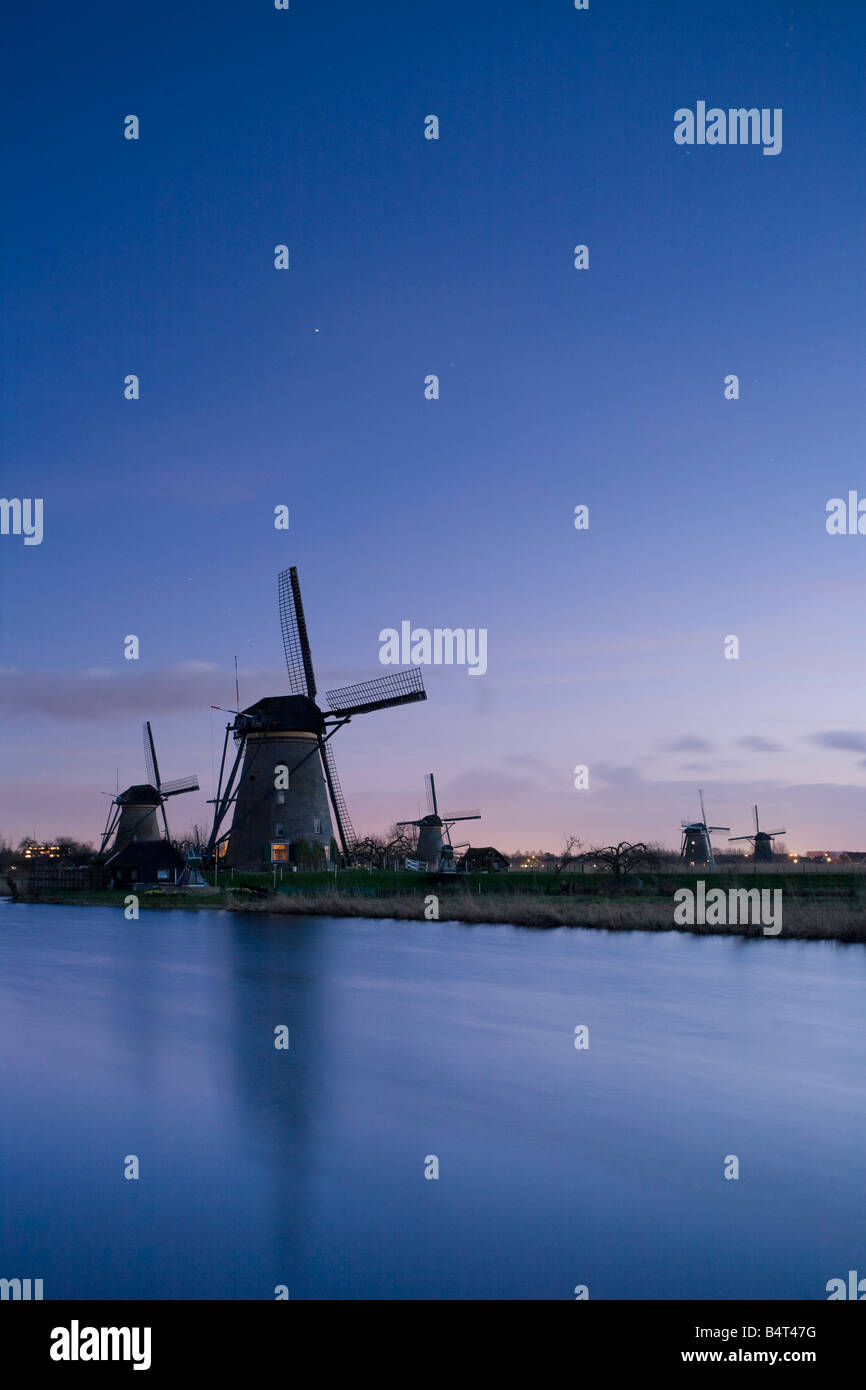 Mulini a vento di Kinderdijk (patrimonio mondiale dell'UNESCO), Zuid, Olanda Foto Stock