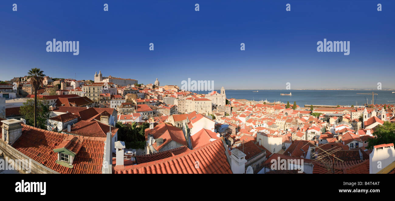 Quartiere di Alfama e Rio Tejo, Lisbona, Portogallo Foto Stock