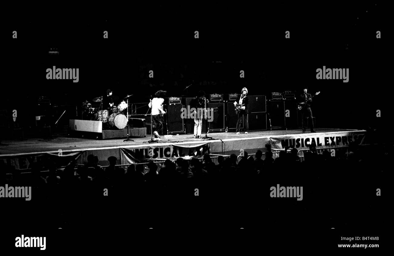 Rolling Stones Mick Jagger Charlie Watts Brian Jones Keith Richards Bill Wyman visto qui effettuando in corrispondenza di NME Poll per il concerto dei vincitori hanno vinto il Best R B gruppo Foto Stock