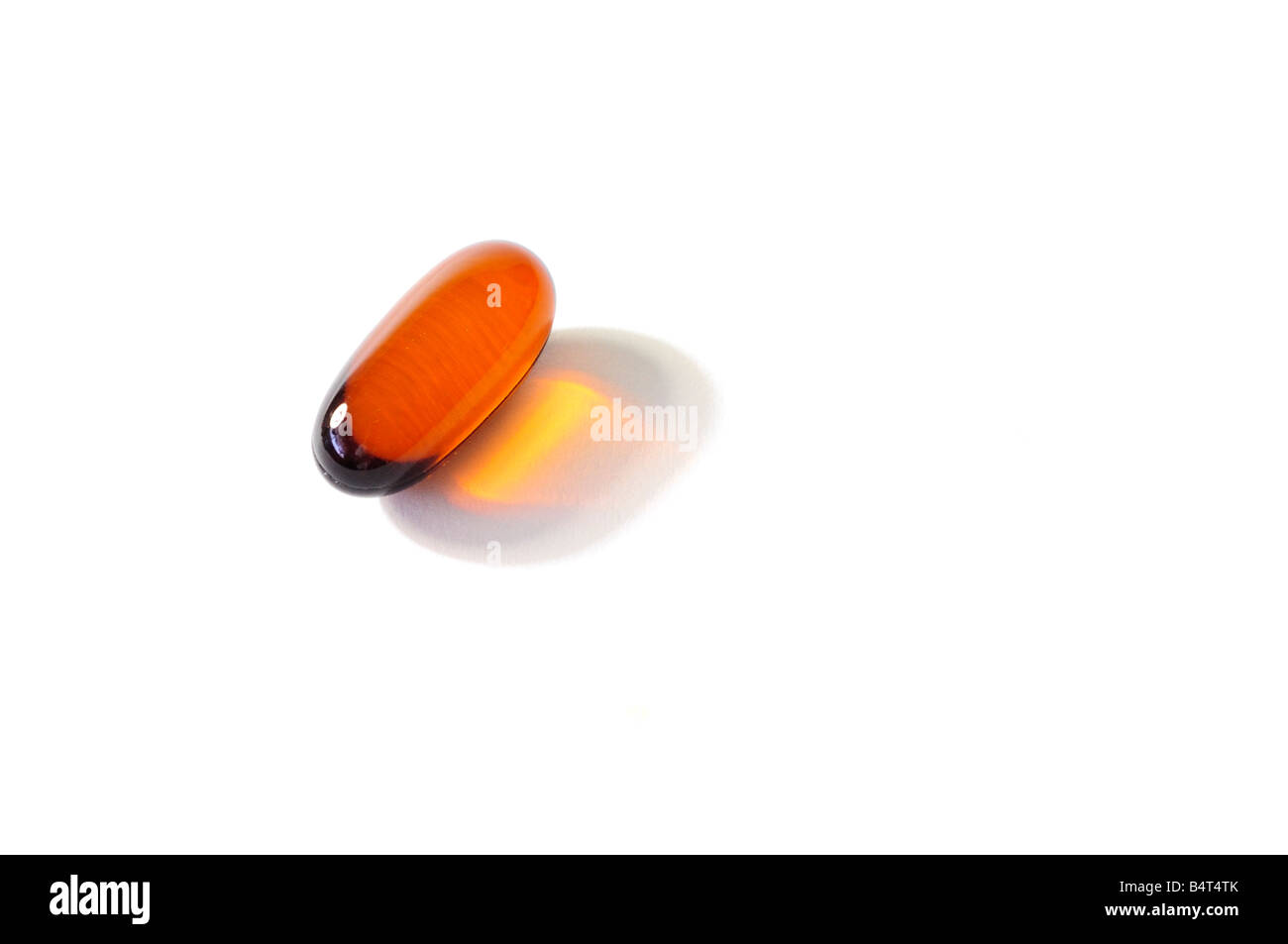 Uno di omega 3 e 6 olio di lino capsule su uno sfondo bianco. Silo, ritaglio. Stati Uniti d'America. Foto Stock