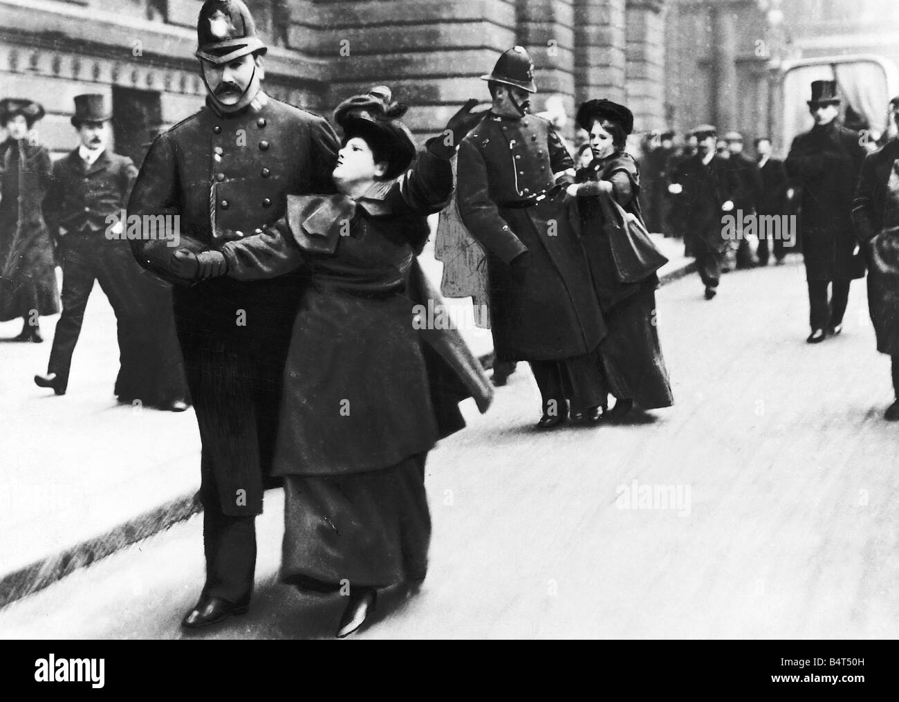 Suffragettes agli arresti domiciliari in maggio 1906 raffigurata essendo scortato da poliziotti in London Street 1900 Womens movimento dei diritti Foto Stock