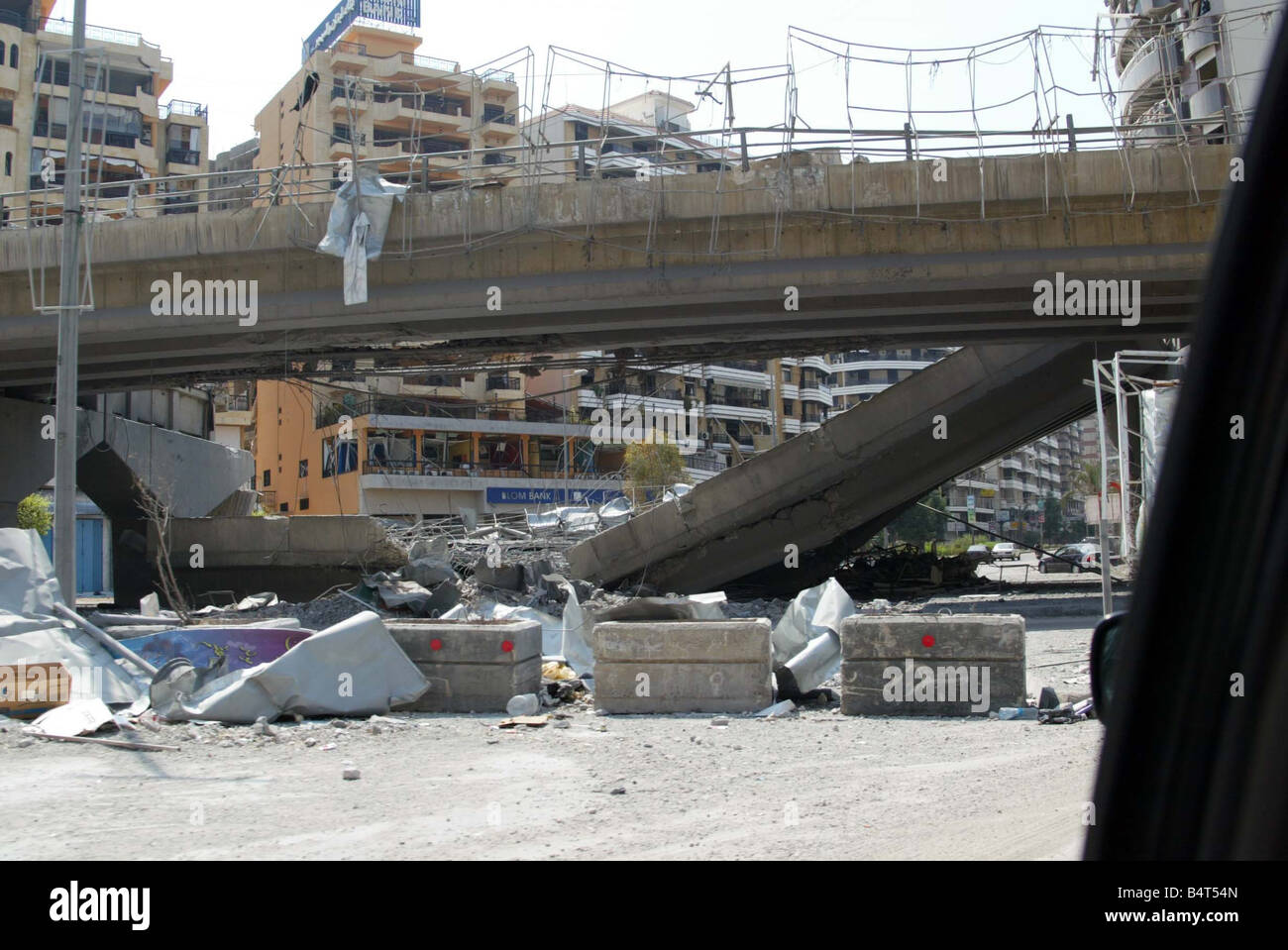 L'autostrada principale a Beirut è danneggiato e distrutto dai bunker israeliano buster bombe in un quartiere con collegamenti a Hezbollah che è stata ripetutamente bombardata dalla forza aerea israeliana negli ultimi tre settimane il 3 agosto 2006 a Beirut Libano Foto Stock