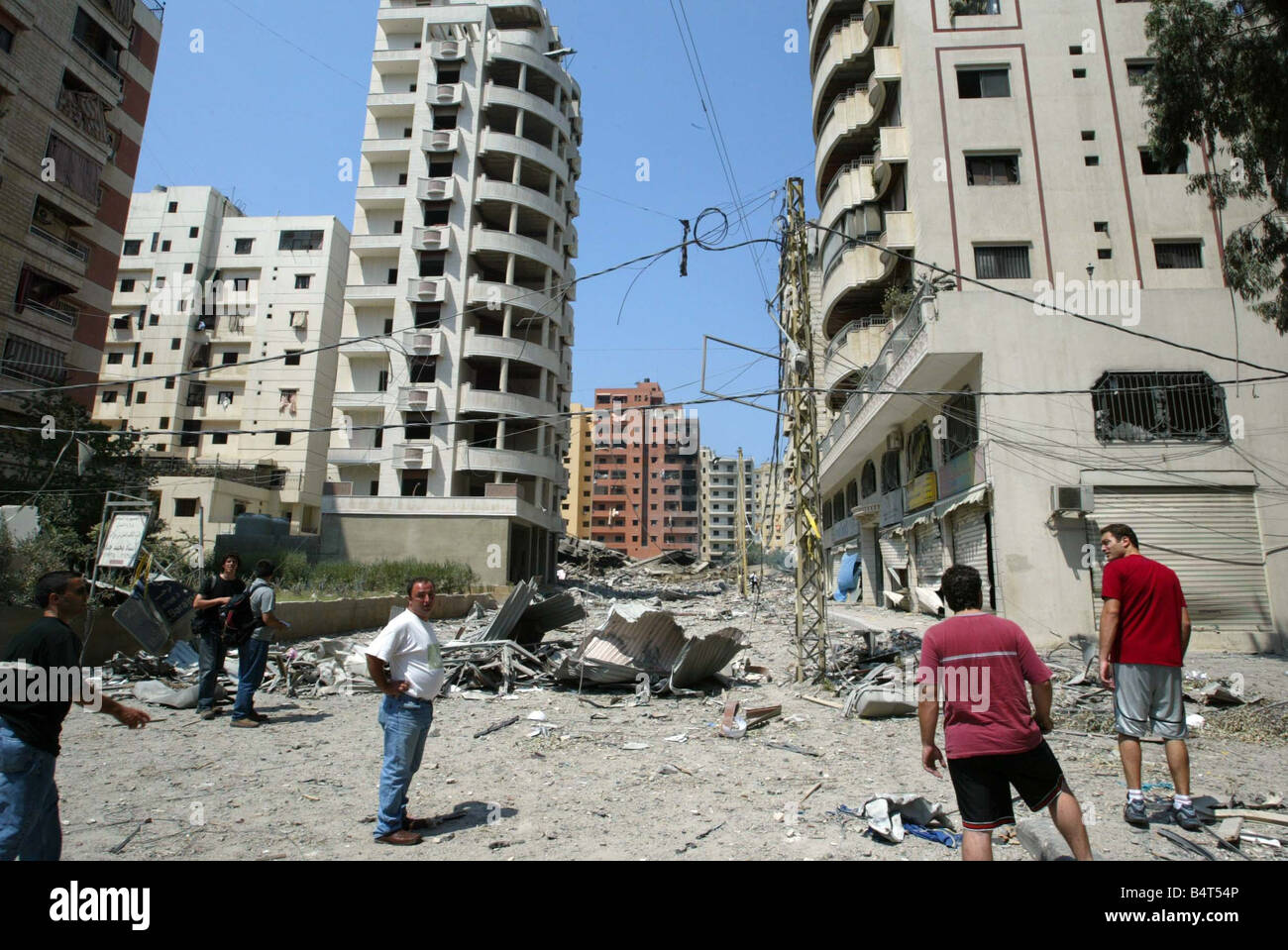 Gli edifici sono danneggiate e distrutte in un quartiere con collegamenti a Hezbollah che è stata ripetutamente bombardata dalla forza aerea israeliana negli ultimi tre settimane dal 6 agosto 2006 a Beirut Libano questi blocchi di appartamenti sono stati colpiti da 12 bunker israeliano buster bombe Foto Stock