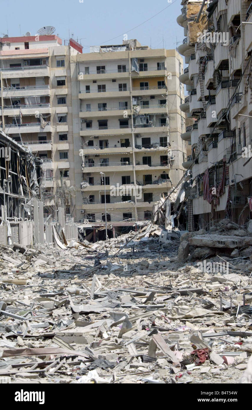 Gli edifici sono danneggiate e distrutte in un quartiere con collegamenti a Hezbollah è stata ripetutamente bombardata dalla forza aerea israeliana negli ultimi tre settimane dal 6 agosto 2006 a Beirut Libano questo blocco di appartamenti era stato colpito da 12 bunker israeliano buster bombe Foto Stock