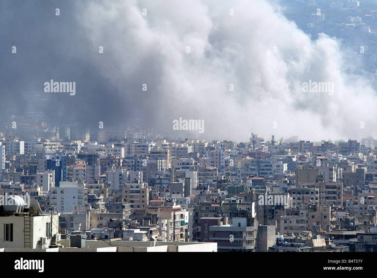 Beirut il conflitto tra Israele e gli Hezbollah forze non mostra segni di arresto come il fumo sale oltre la skyline di Beirut in seguito un altro attacco da parte delle forze israeliane la baronessa Emma Nicholson era stato a sud di Beirut poco prima dell'attacco Agosto 2006 Foto Stock