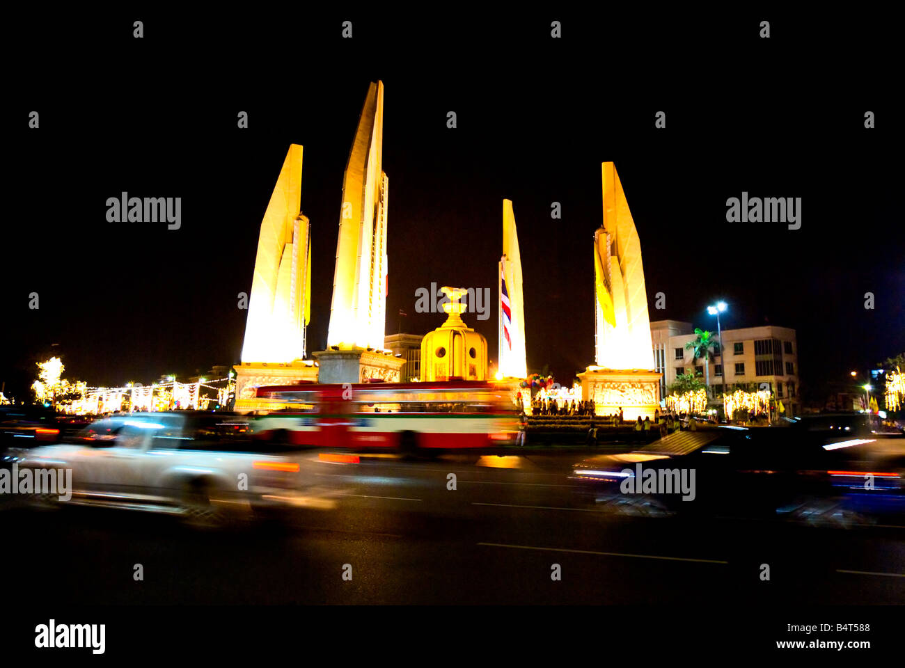 La democrazia monumento di notte a Bangkok in Tailandia Foto Stock