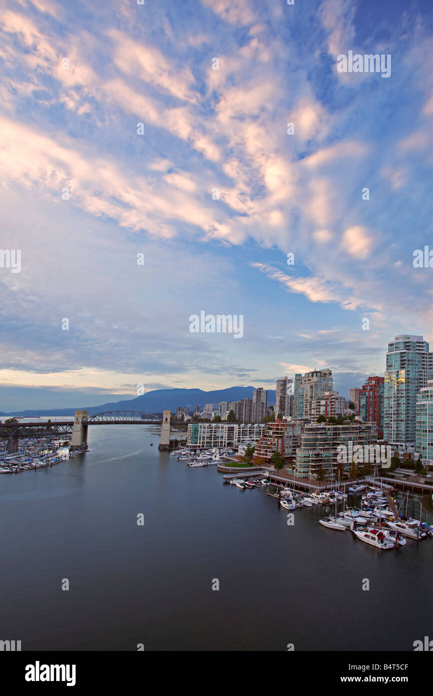 Il centro di Vancouver skyline e Burrard Bridge, Vancouver, British Columbia" Foto Stock