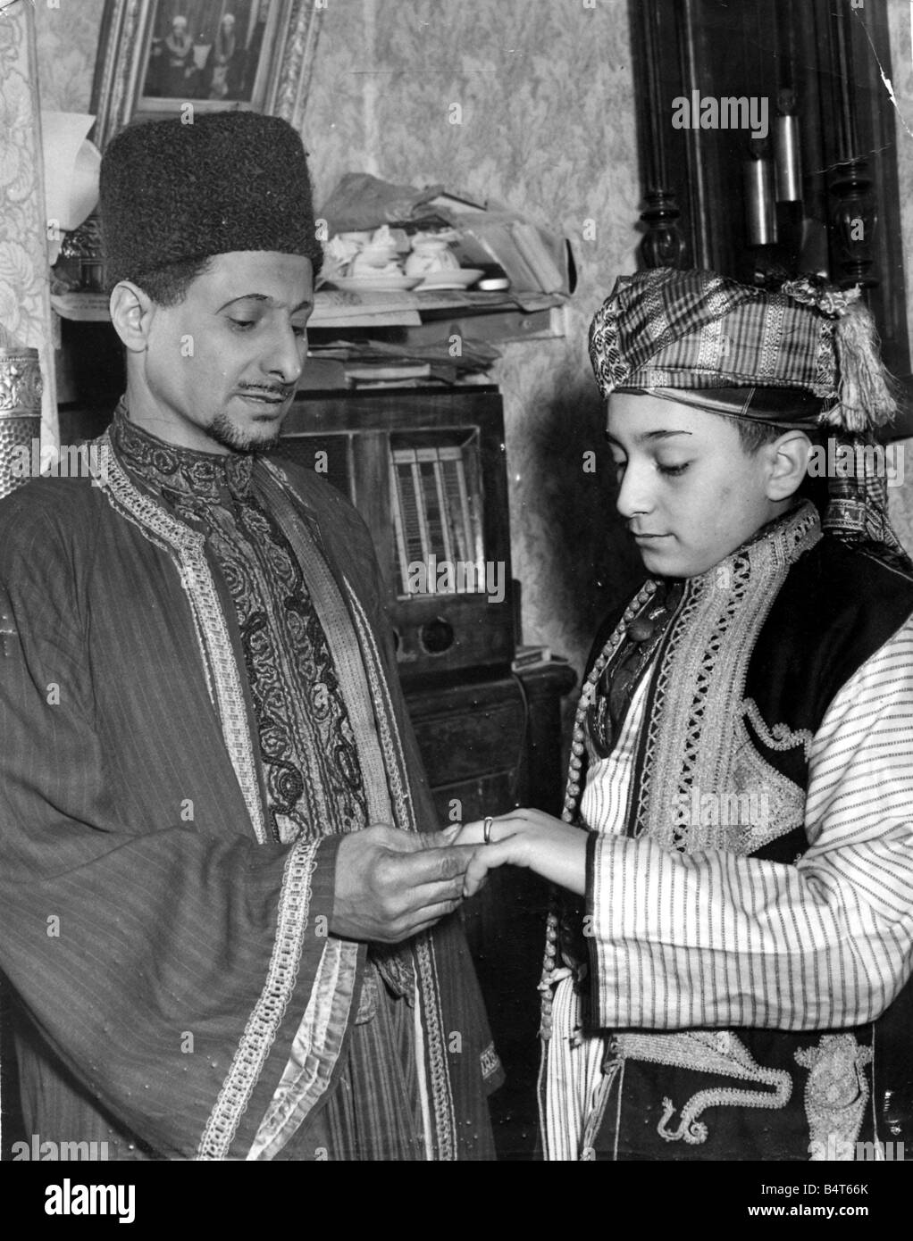 Tredici anni di Abdulla Hassan di Christina Street Cardiff è stato presentato con una corona diamantata per segnare la sua realizzazione in essere Foto Stock