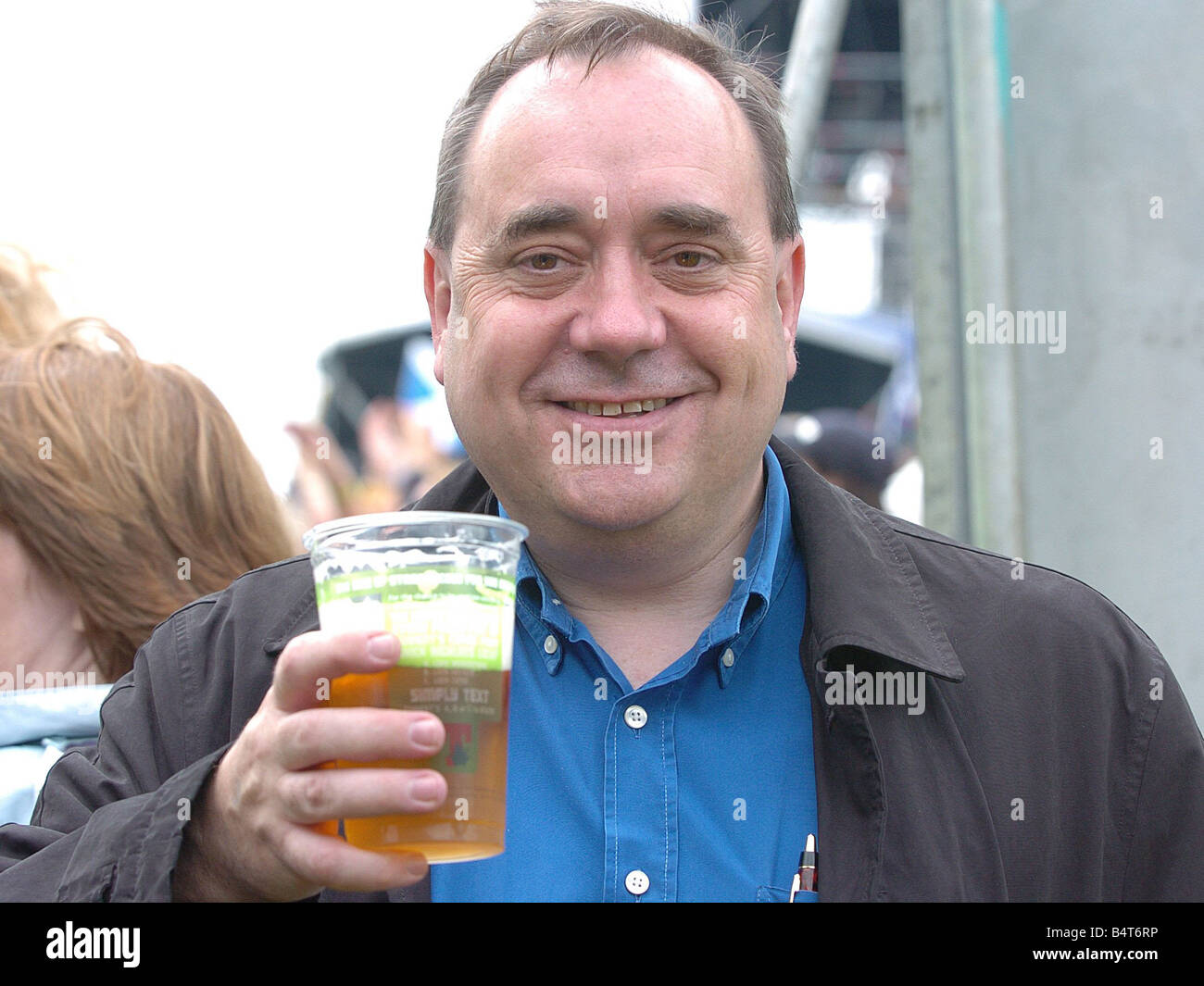 T nel Parco Luglio 2006 SNP leader Alex Salmond gustando un bicchiere di birra lager a T nel parco Foto Stock