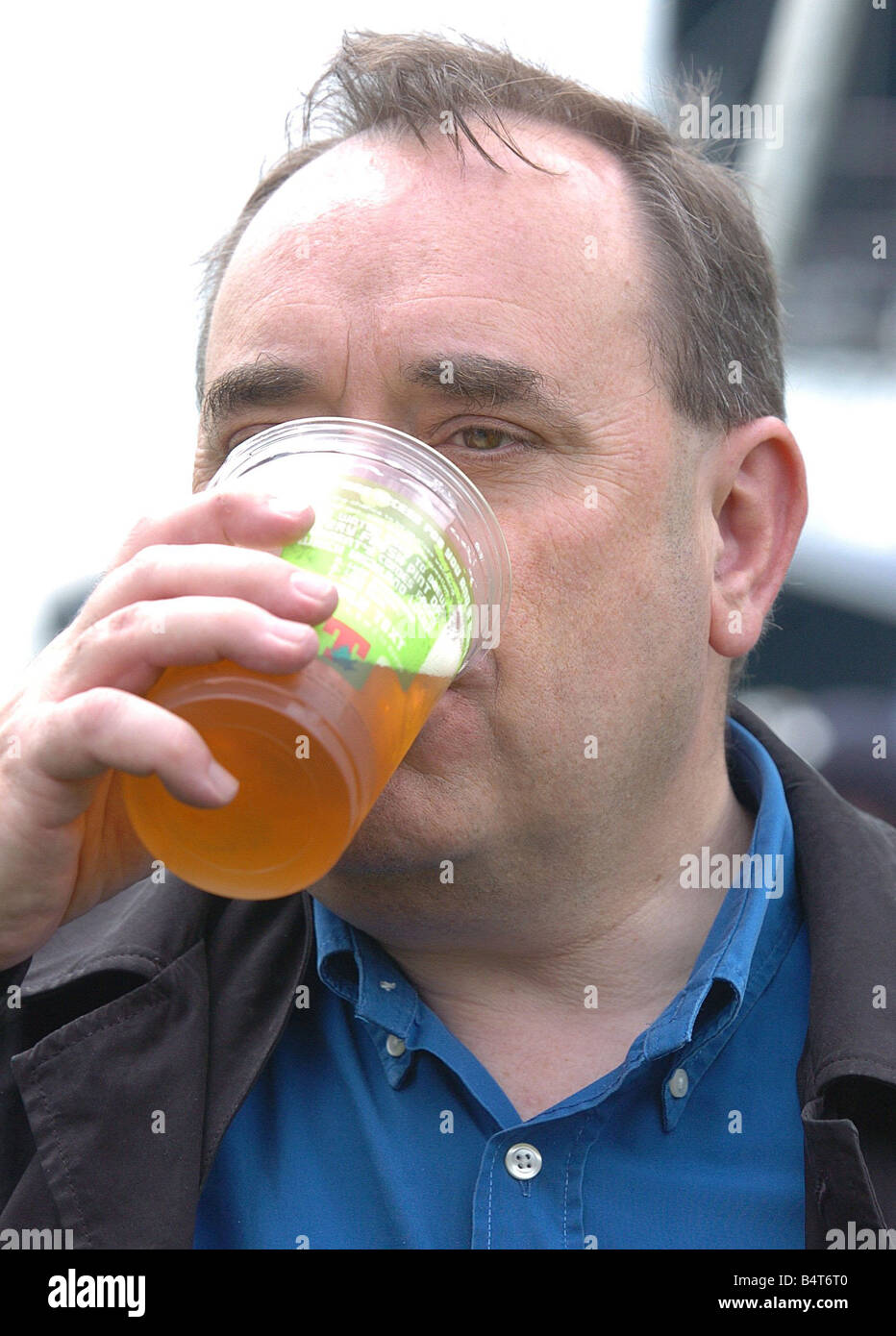 T nel Parco Luglio 2006 SNP leader Alex Salmond gustando un bicchiere di birra lager a T nel parco Foto Stock