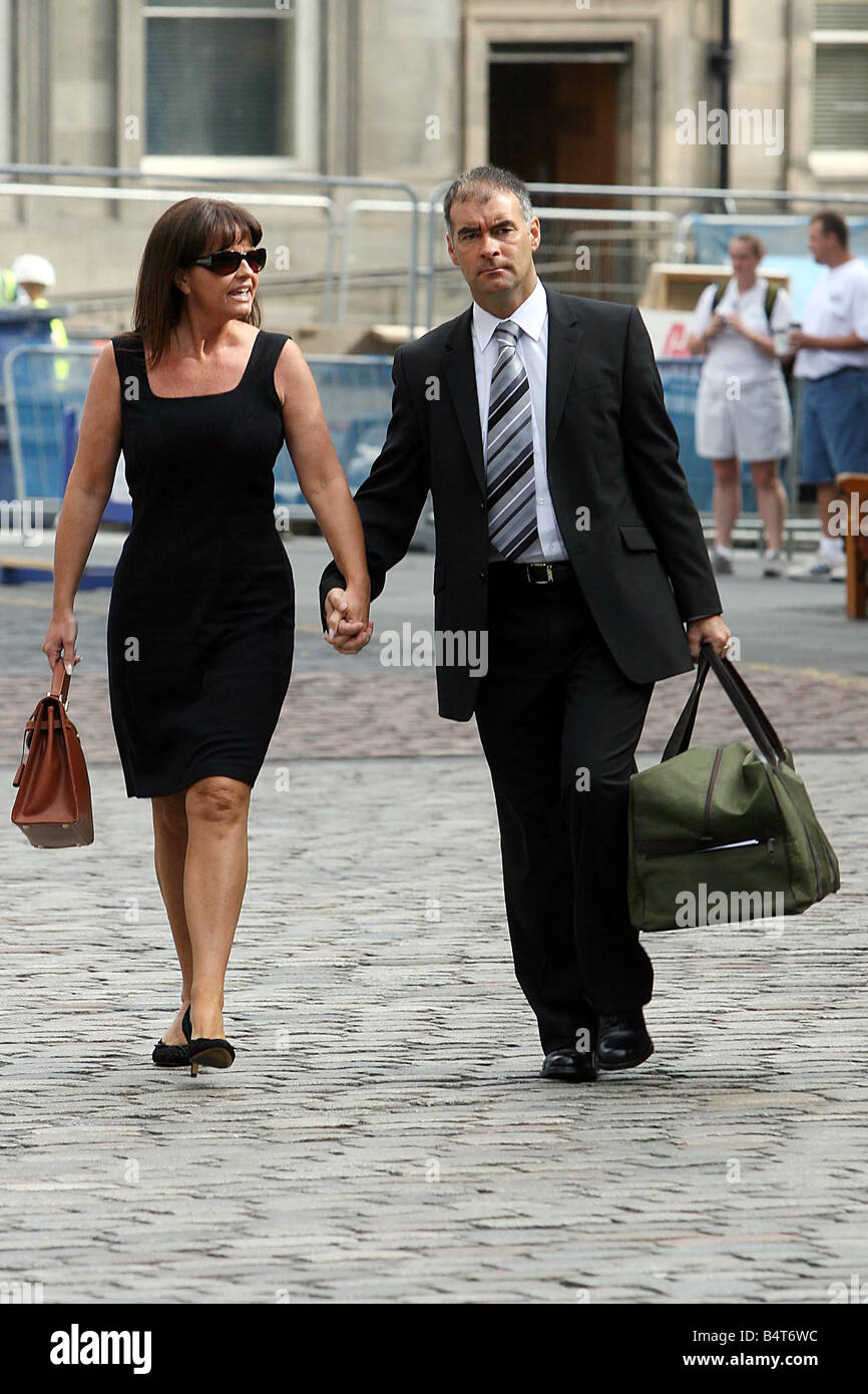 Tommy Sheridan e moglie Gail Luglio 2006 arrivano alla corte di Edimburgo di sessione del primo giorno del periodo di prova che Tommy rappresenterà se stesso Foto Stock