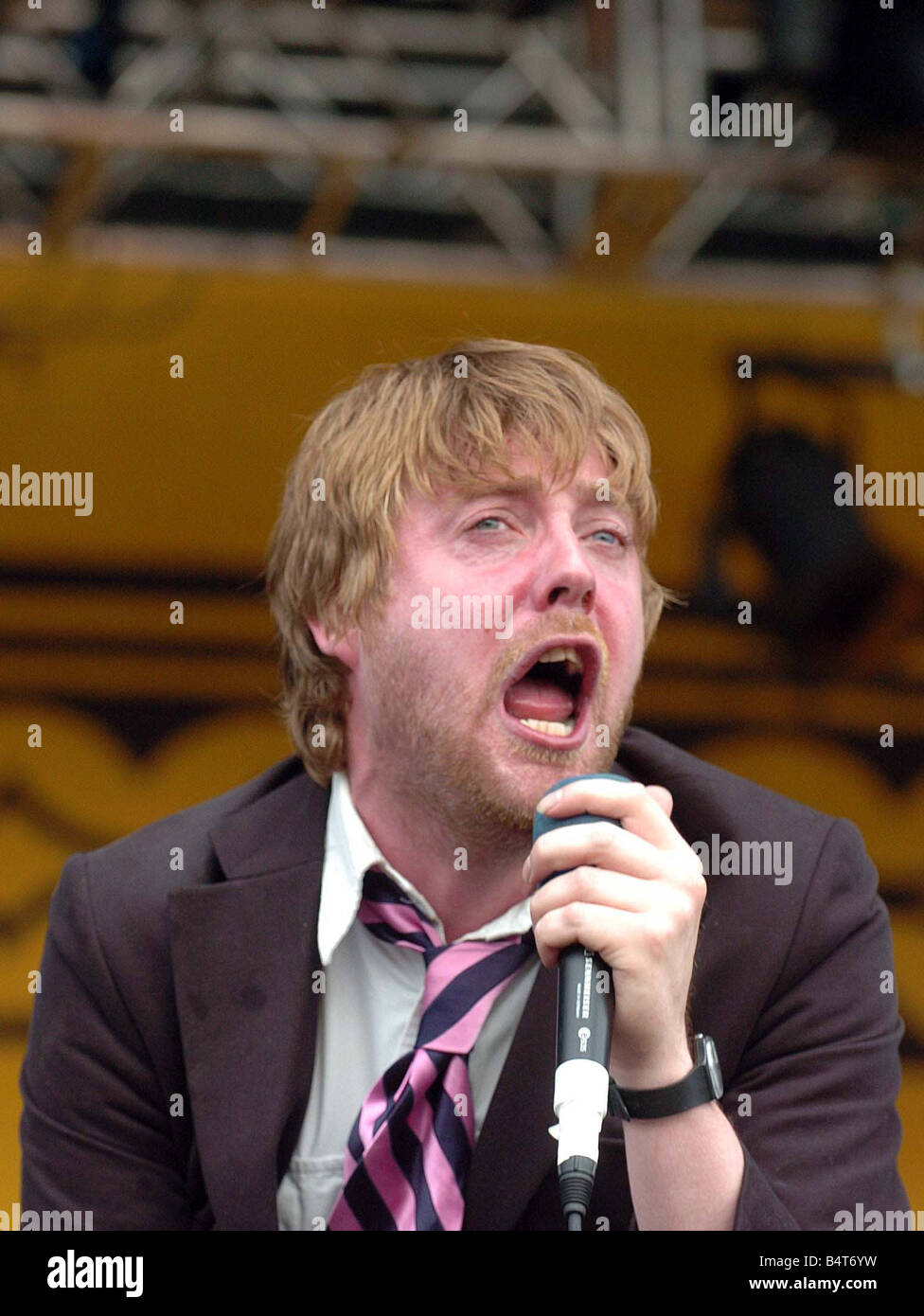 T nel Parco concerto Luglio 2005 cantante Ricky Wilson dei Kaiser Chiefs su NME stage Foto Stock