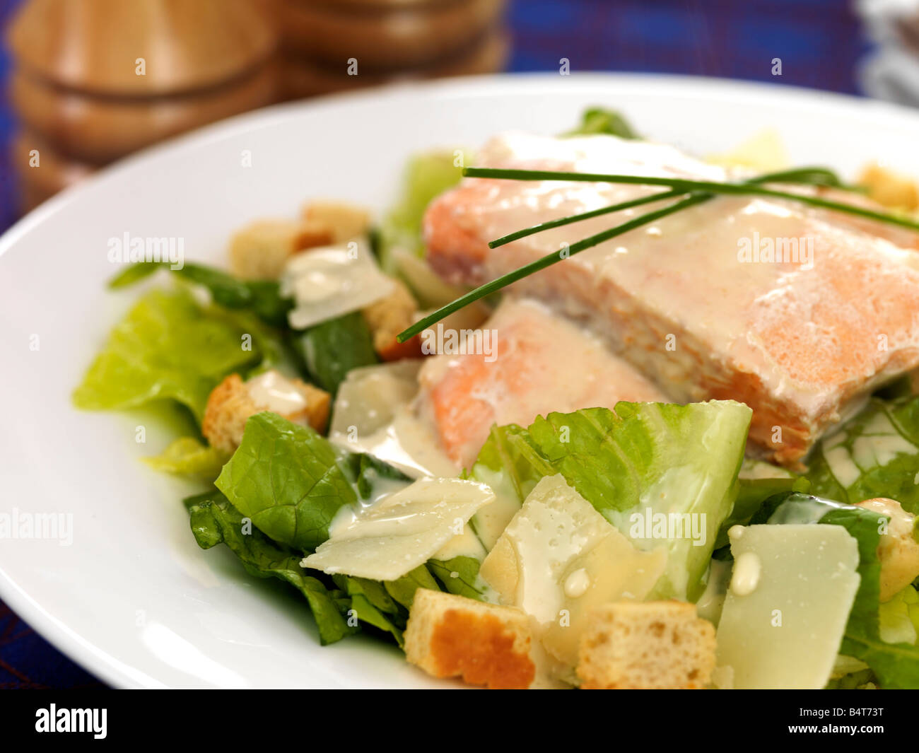 Fresco e salutare salmone bollito o il Filetto di manzo con una croccante Insalata Caesar e n. di persone servite su un piatto Foto Stock