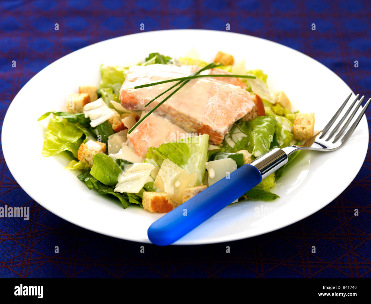 Fresco e salutare salmone bollito o il Filetto di manzo con una croccante Insalata Caesar e n. di persone servite su un piatto Foto Stock