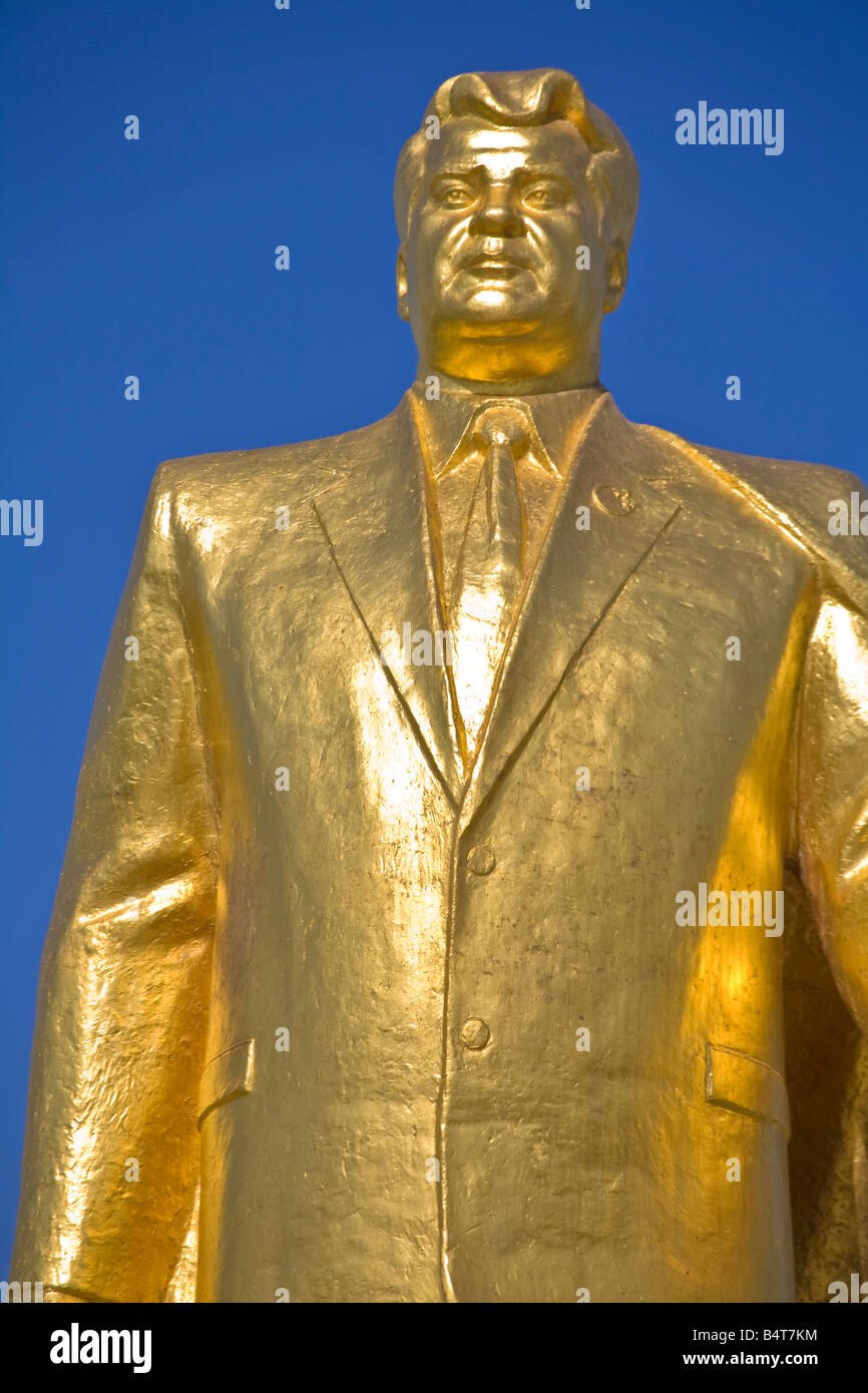 Turkmenistan, Aşgabat, (Asgabad), la statua d'oro di ex presedent per la vita Saparmurat Niyazov - türkmenbaşy Foto Stock