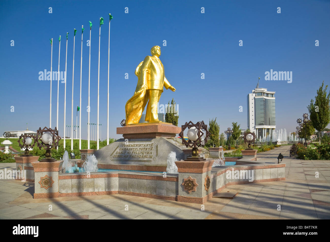 Turkmenistan, Aşgabat, (Asgabad), la statua d'oro di ex presedent per la vita Saparmurat Niyazov - türkmenbaşy Foto Stock