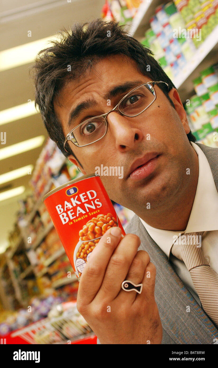 Attore Sanjeev Kohli nel negozio Scotmid Uddington Kolhli riproduce il characther Naveed in TV mostrano ancora in gioco Foto Stock